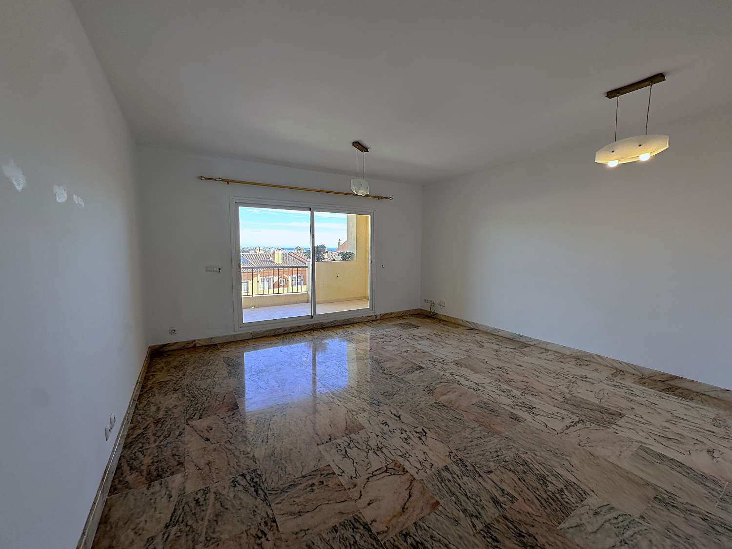 Amplio piso de 2 dormitorios con vistas al mar en La Cala de Mijas