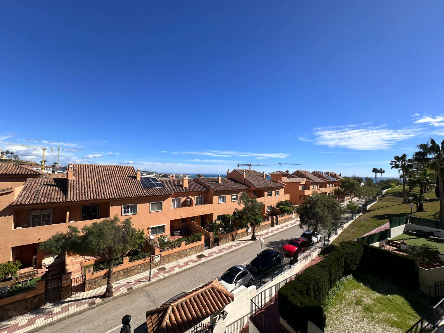 Amplio piso de 2 dormitorios con vistas al mar en La Cala de Mijas