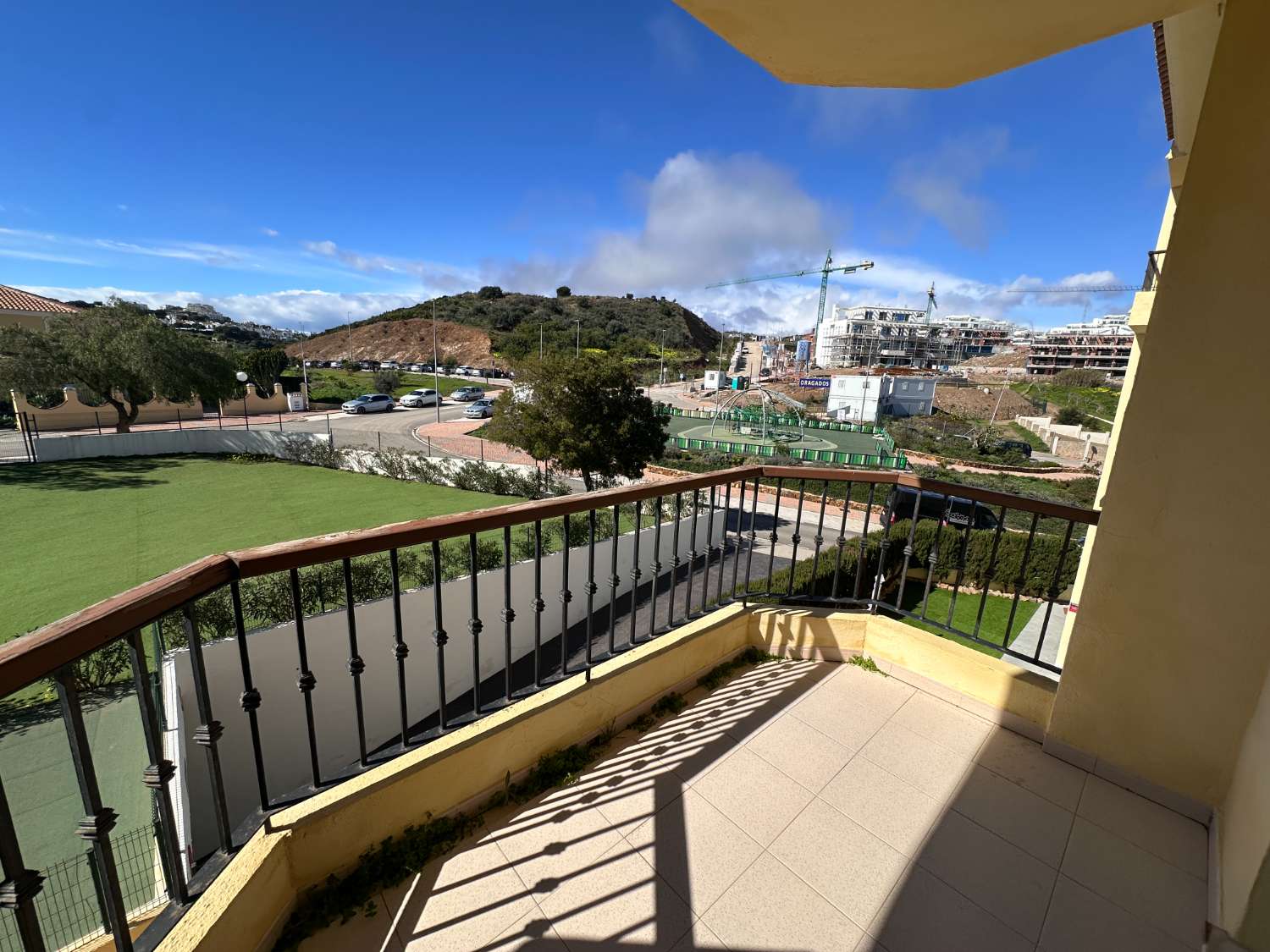 Amplio piso de 2 dormitorios con vistas al mar en La Cala de Mijas