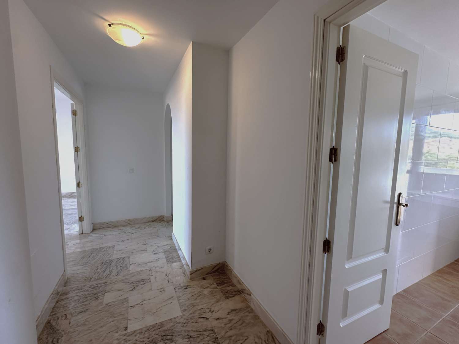 Amplio piso de 2 dormitorios con vistas al mar en La Cala de Mijas