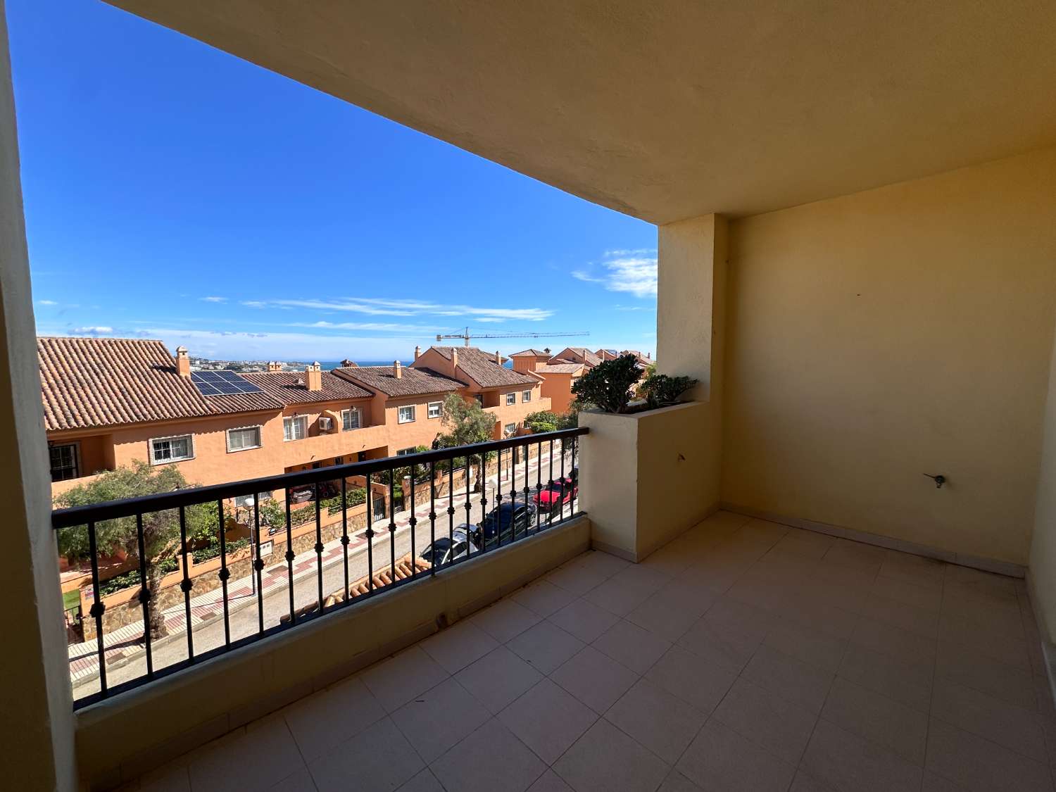 Amplio piso de 2 dormitorios con vistas al mar en La Cala de Mijas