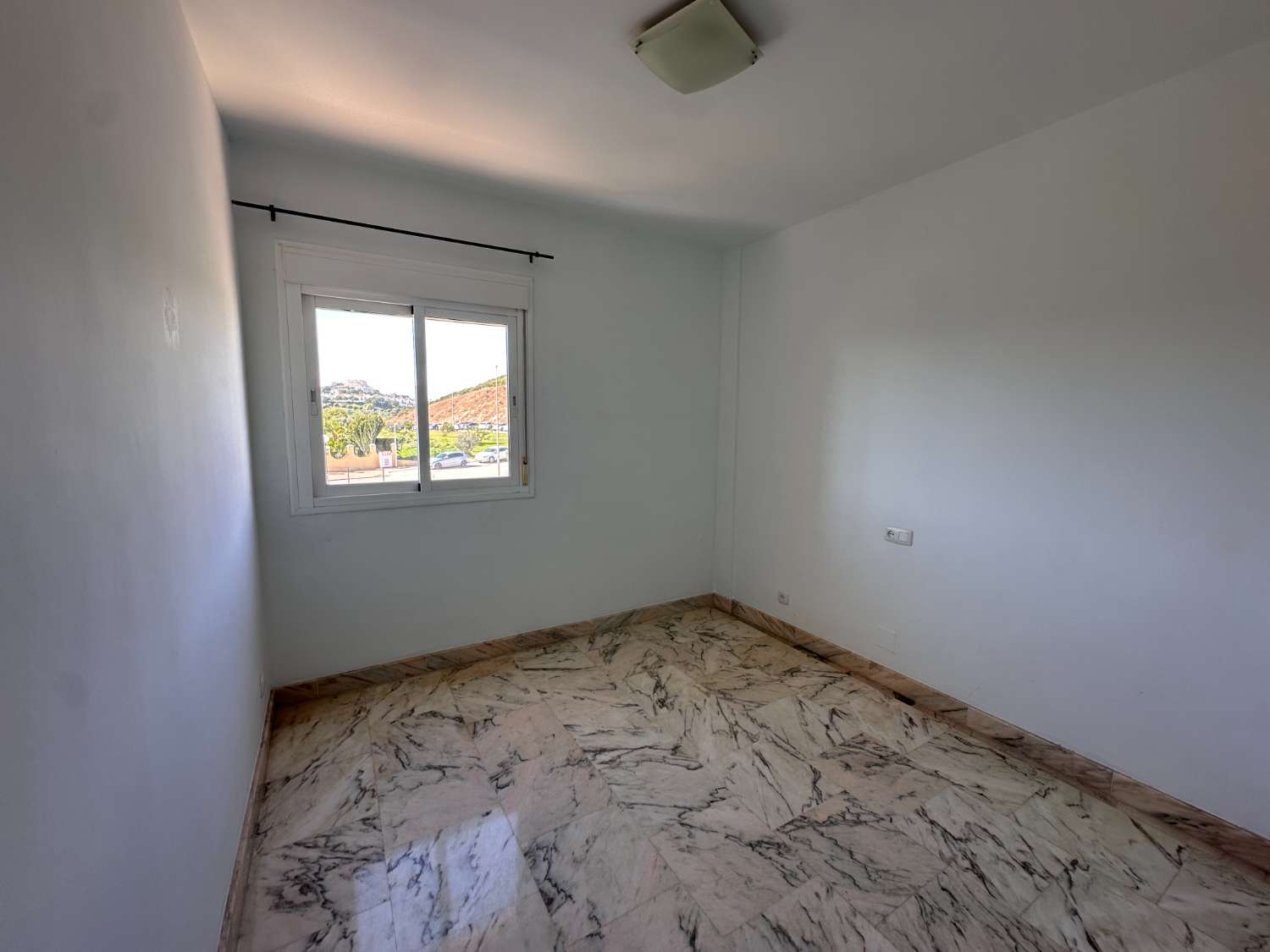 Amplio piso de 2 dormitorios con vistas al mar en La Cala de Mijas