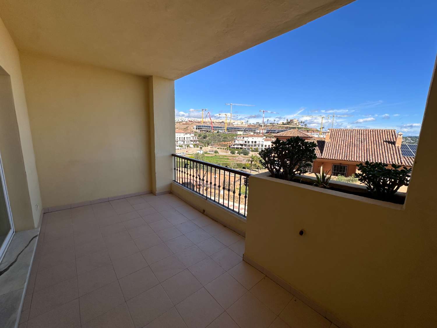 Amplio piso de 2 dormitorios con vistas al mar en La Cala de Mijas