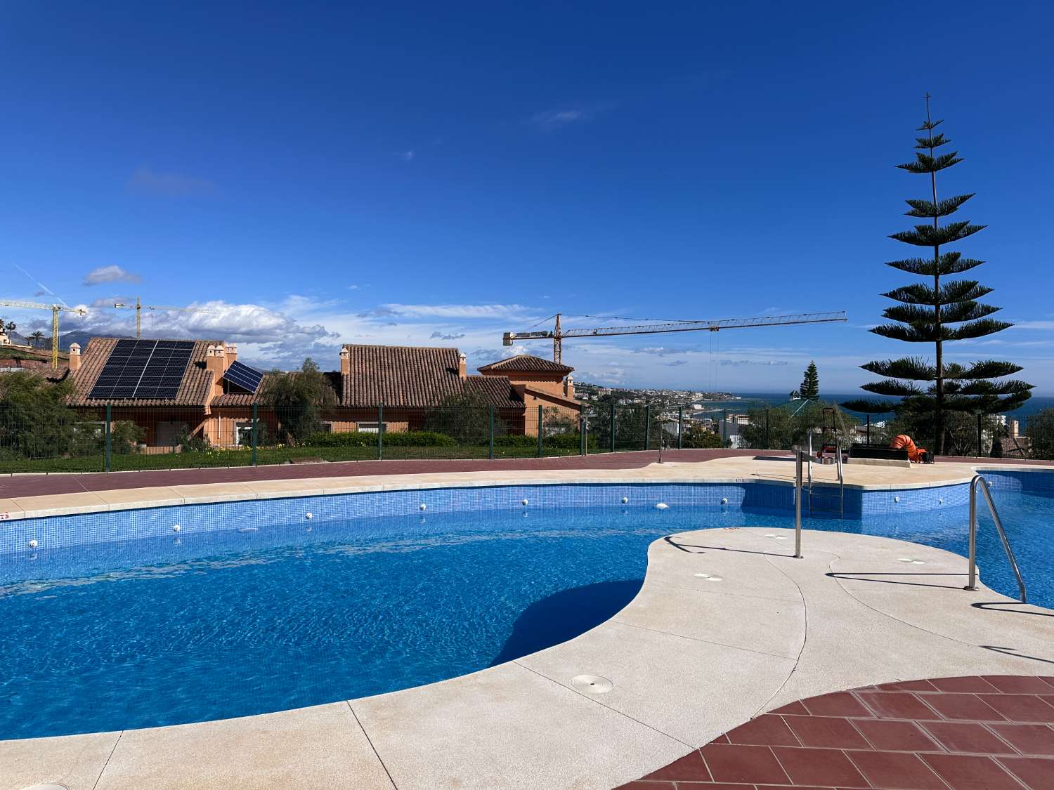 Amplio piso de 2 dormitorios con vistas al mar en La Cala de Mijas