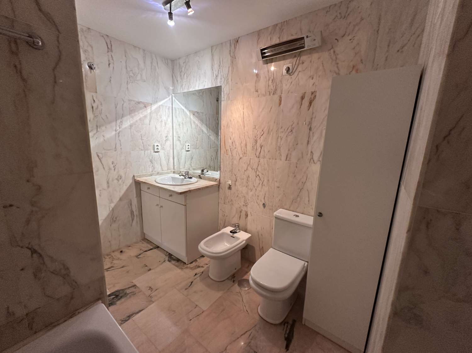 Amplio piso de 2 dormitorios con vistas al mar en La Cala de Mijas