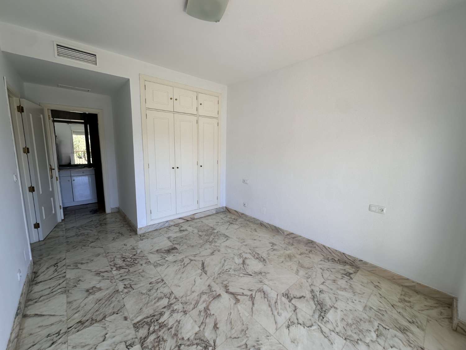 Amplio piso de 2 dormitorios con vistas al mar en La Cala de Mijas