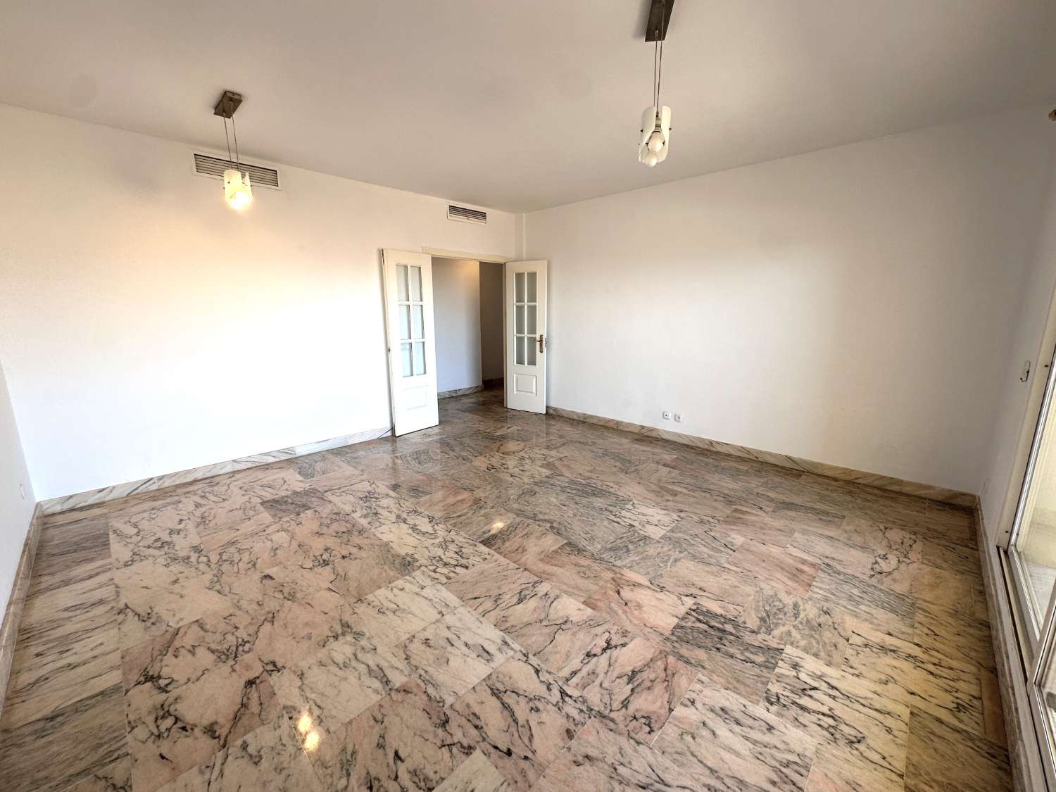 Amplio piso de 2 dormitorios con vistas al mar en La Cala de Mijas