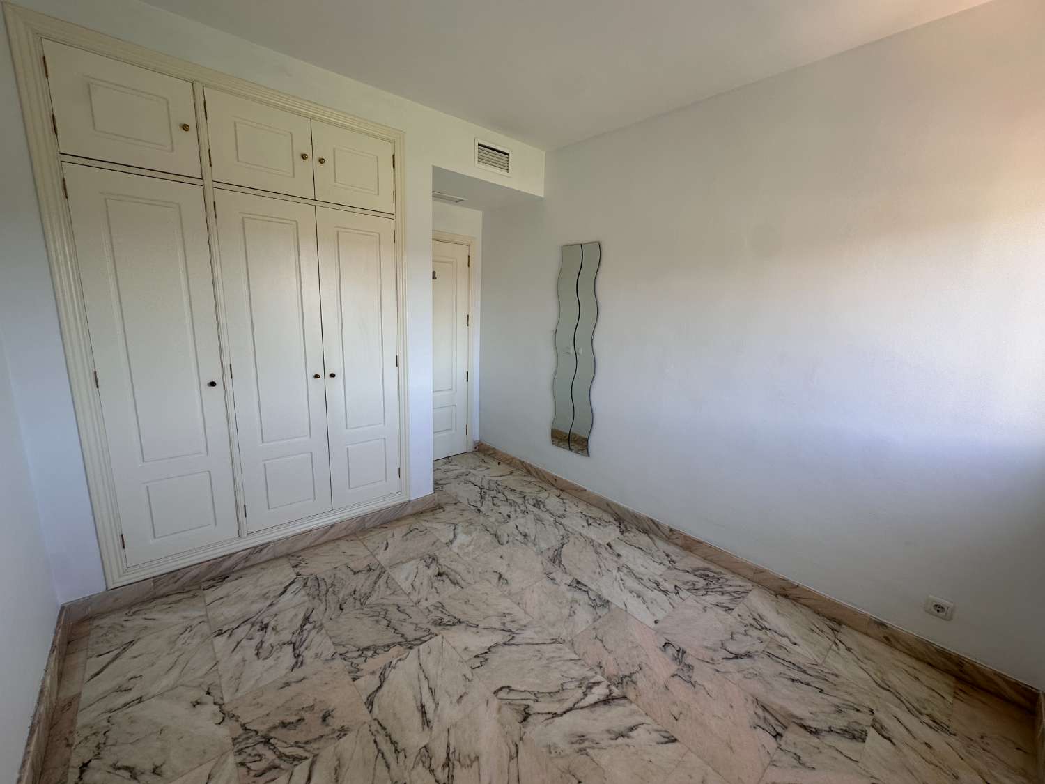 Amplio piso de 2 dormitorios con vistas al mar en La Cala de Mijas