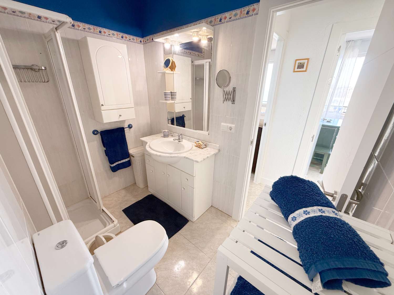Apartamento Vacacional en Fuengirola junto al Castillo Sohail: Vistas al Mar, Piscina y Playa