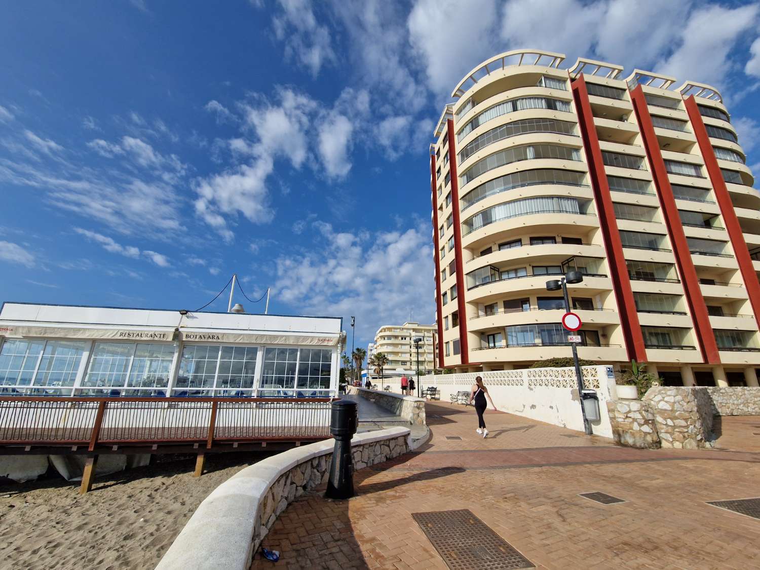 Apartamento Vacacional en Fuengirola junto al Castillo Sohail: Vistas al Mar, Piscina y Playa