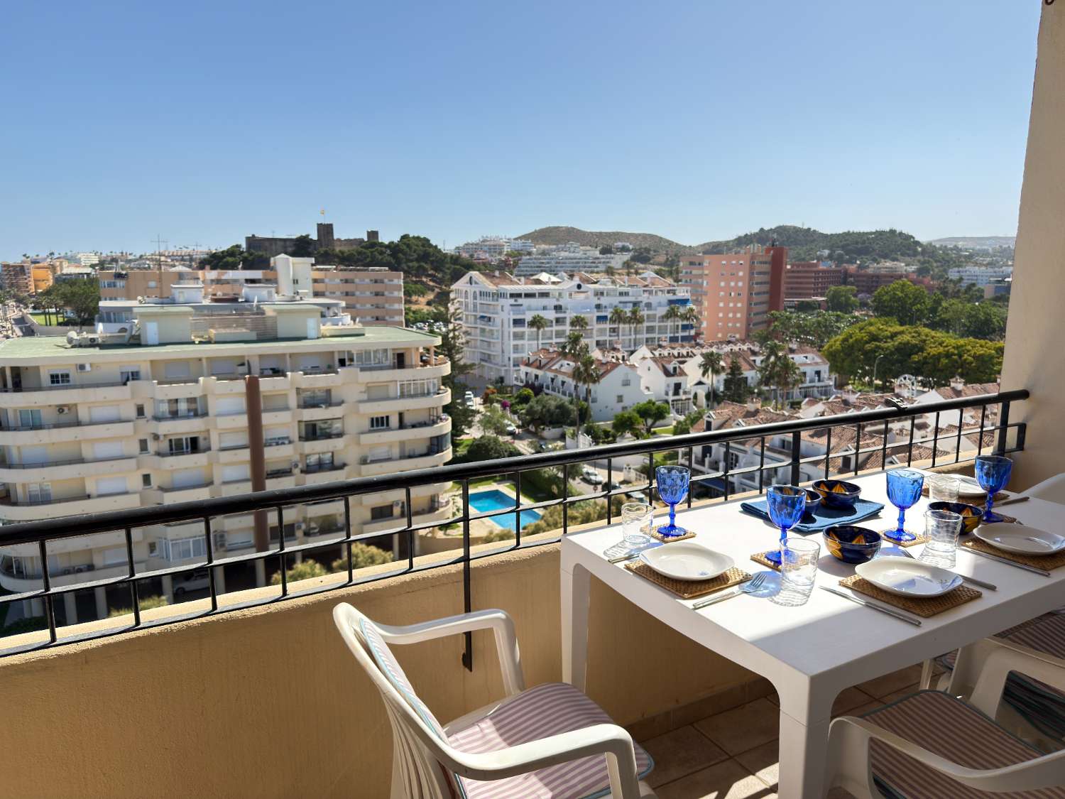Apartamento Vacacional en Fuengirola junto al Castillo Sohail: Vistas al Mar, Piscina y Playa