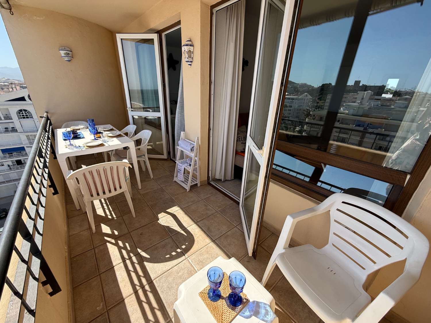 Apartamento Vacacional en Fuengirola junto al Castillo Sohail: Vistas al Mar, Piscina y Playa