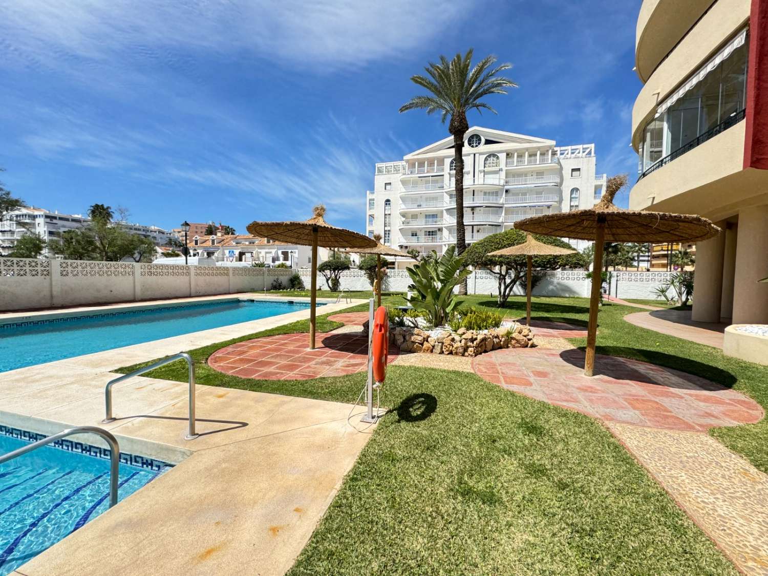 Apartamento Vacacional en Fuengirola junto al Castillo Sohail: Vistas al Mar, Piscina y Playa