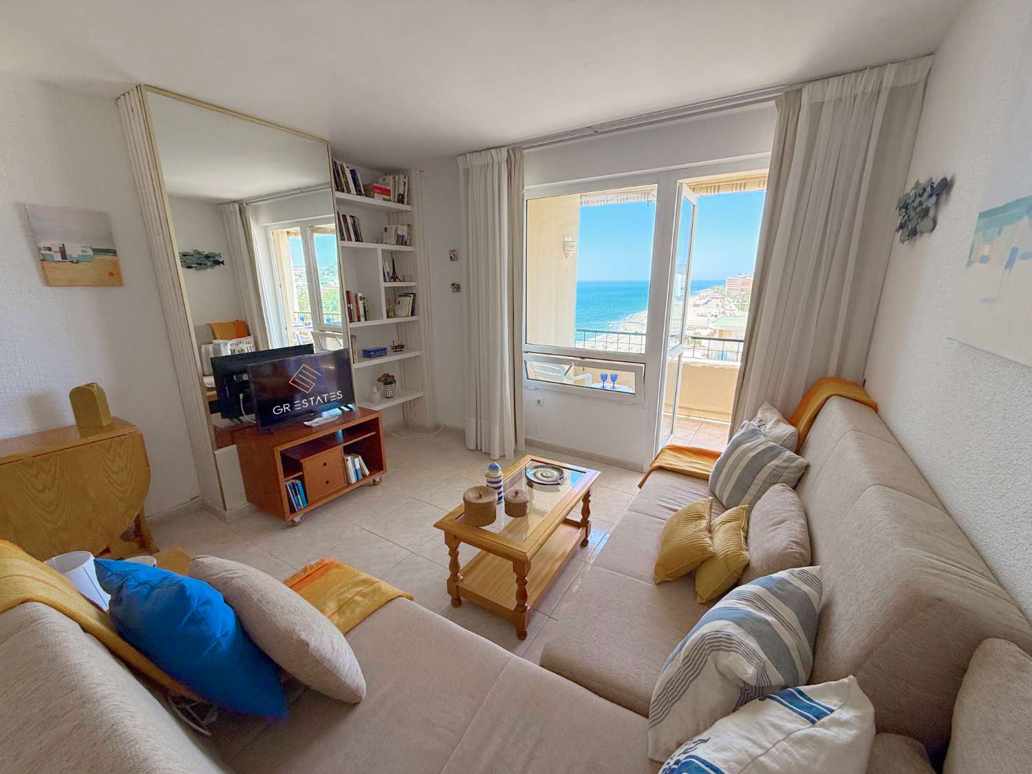 Apartamento Vacacional en Fuengirola junto al Castillo Sohail: Vistas al Mar, Piscina y Playa