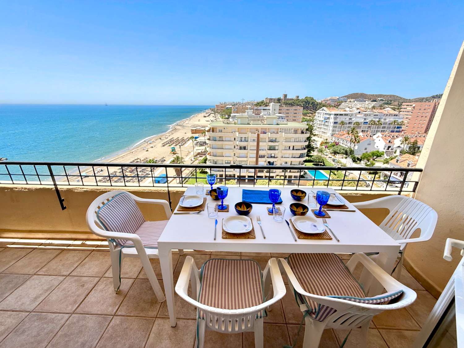 Apartamento Vacacional en Fuengirola junto al Castillo Sohail: Vistas al Mar, Piscina y Playa