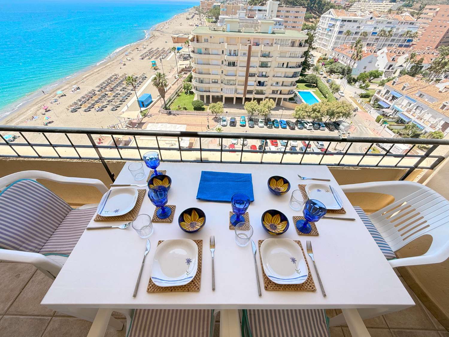 Apartamento Vacacional en Fuengirola junto al Castillo Sohail: Vistas al Mar, Piscina y Playa
