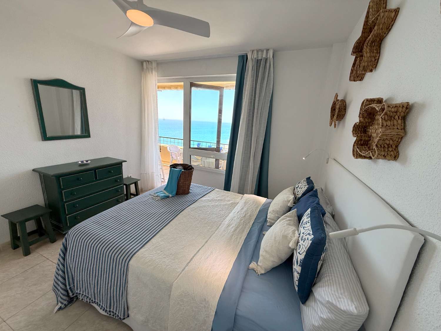 Apartamento Vacacional en Fuengirola junto al Castillo Sohail: Vistas al Mar, Piscina y Playa