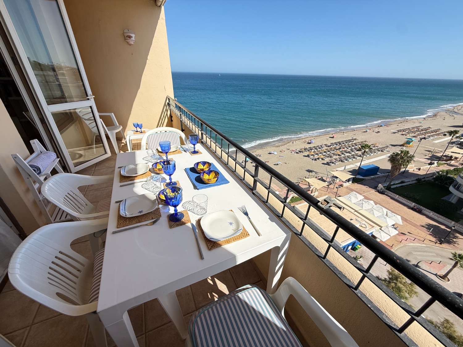 Apartamento Vacacional en Fuengirola junto al Castillo Sohail: Vistas al Mar, Piscina y Playa
