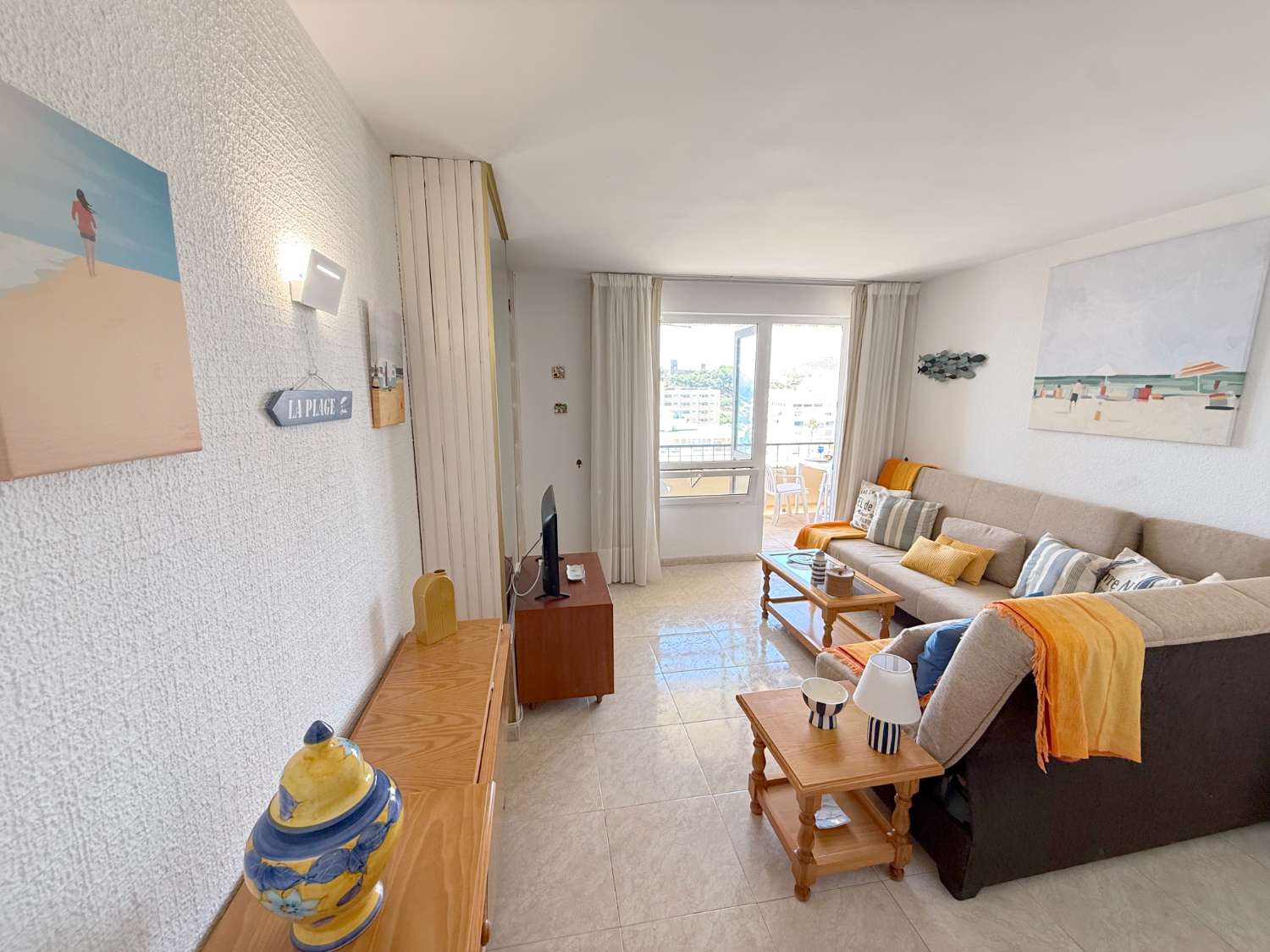 Apartamento Vacacional en Fuengirola junto al Castillo Sohail: Vistas al Mar, Piscina y Playa