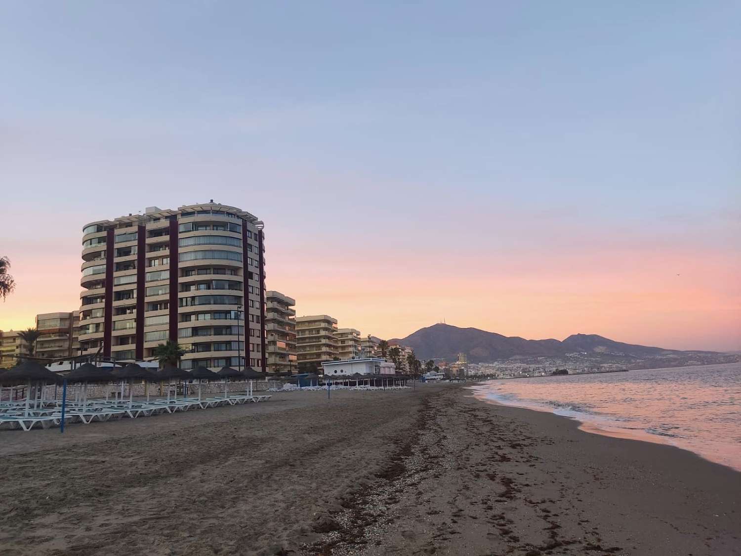 Apartamento Vacacional en Fuengirola junto al Castillo Sohail: Vistas al Mar, Piscina y Playa