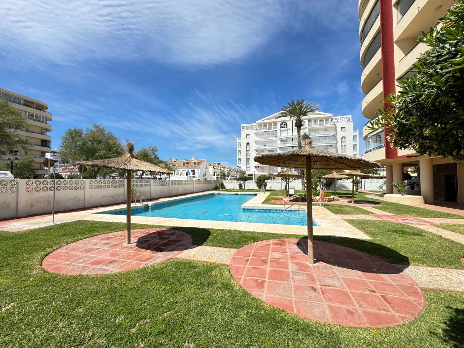 Apartamento Vacacional en Fuengirola junto al Castillo Sohail: Vistas al Mar, Piscina y Playa