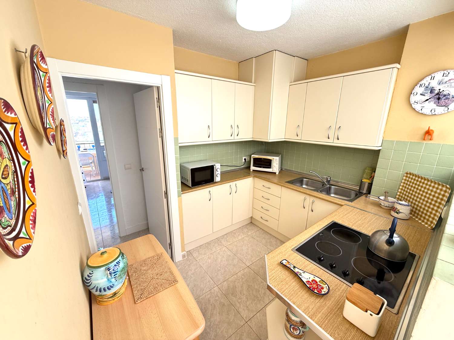 Apartamento Vacacional en Fuengirola junto al Castillo Sohail: Vistas al Mar, Piscina y Playa