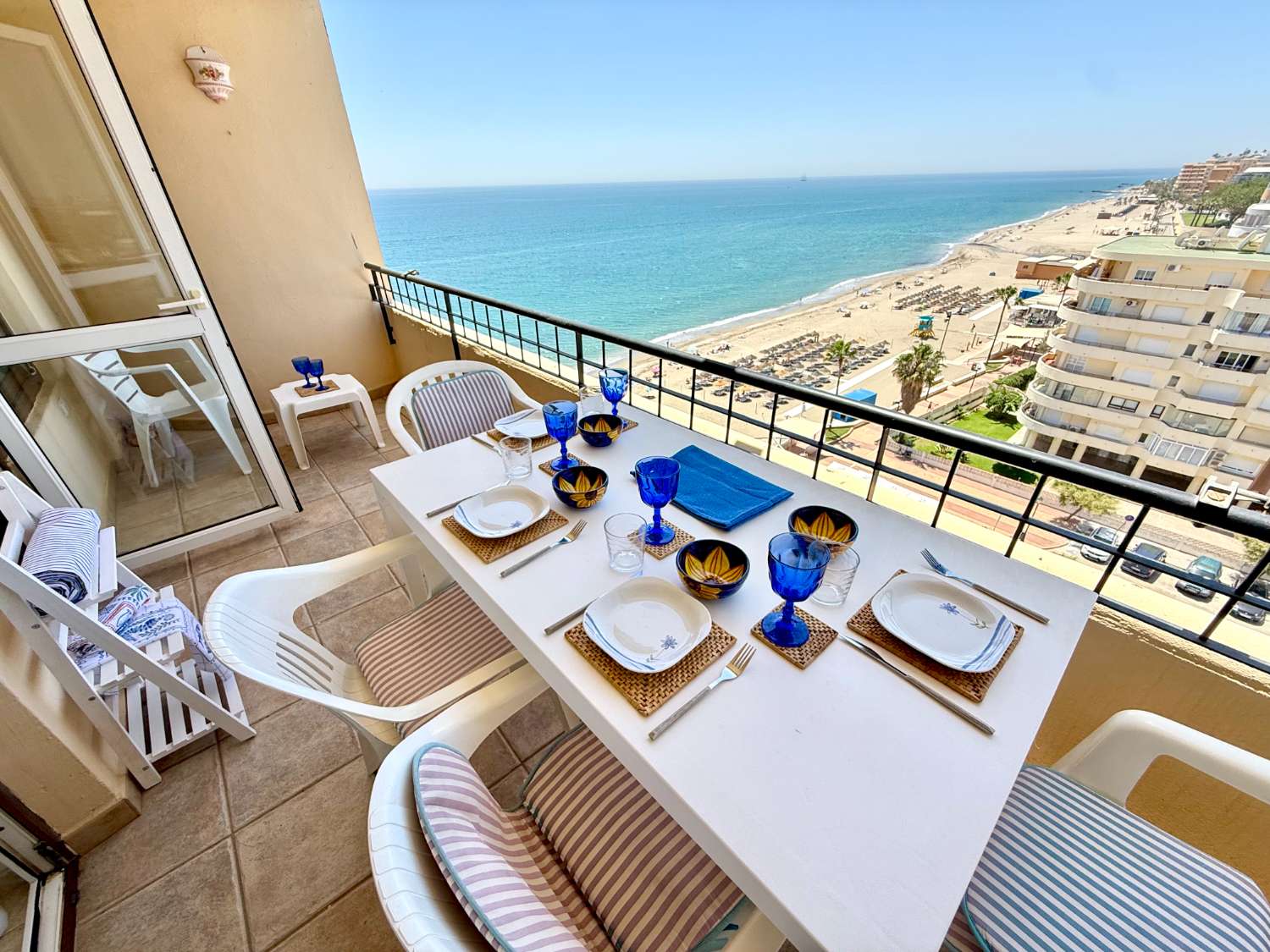 Apartamento Vacacional en Fuengirola junto al Castillo Sohail: Vistas al Mar, Piscina y Playa