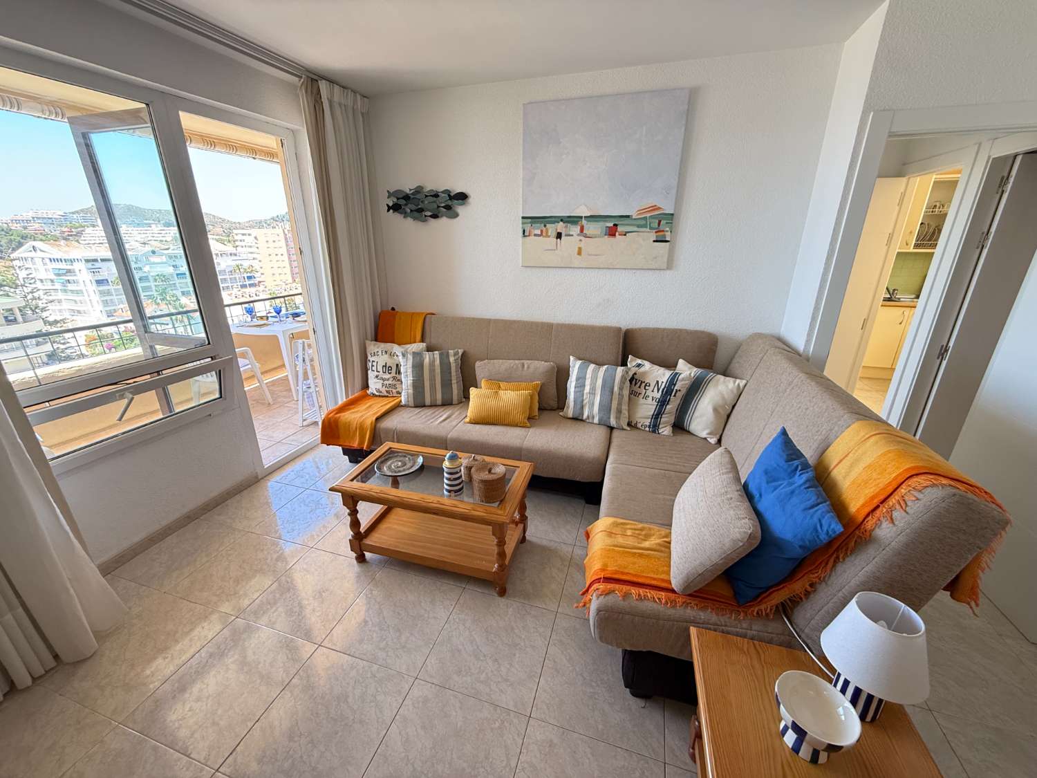 Apartamento Vacacional en Fuengirola junto al Castillo Sohail: Vistas al Mar, Piscina y Playa