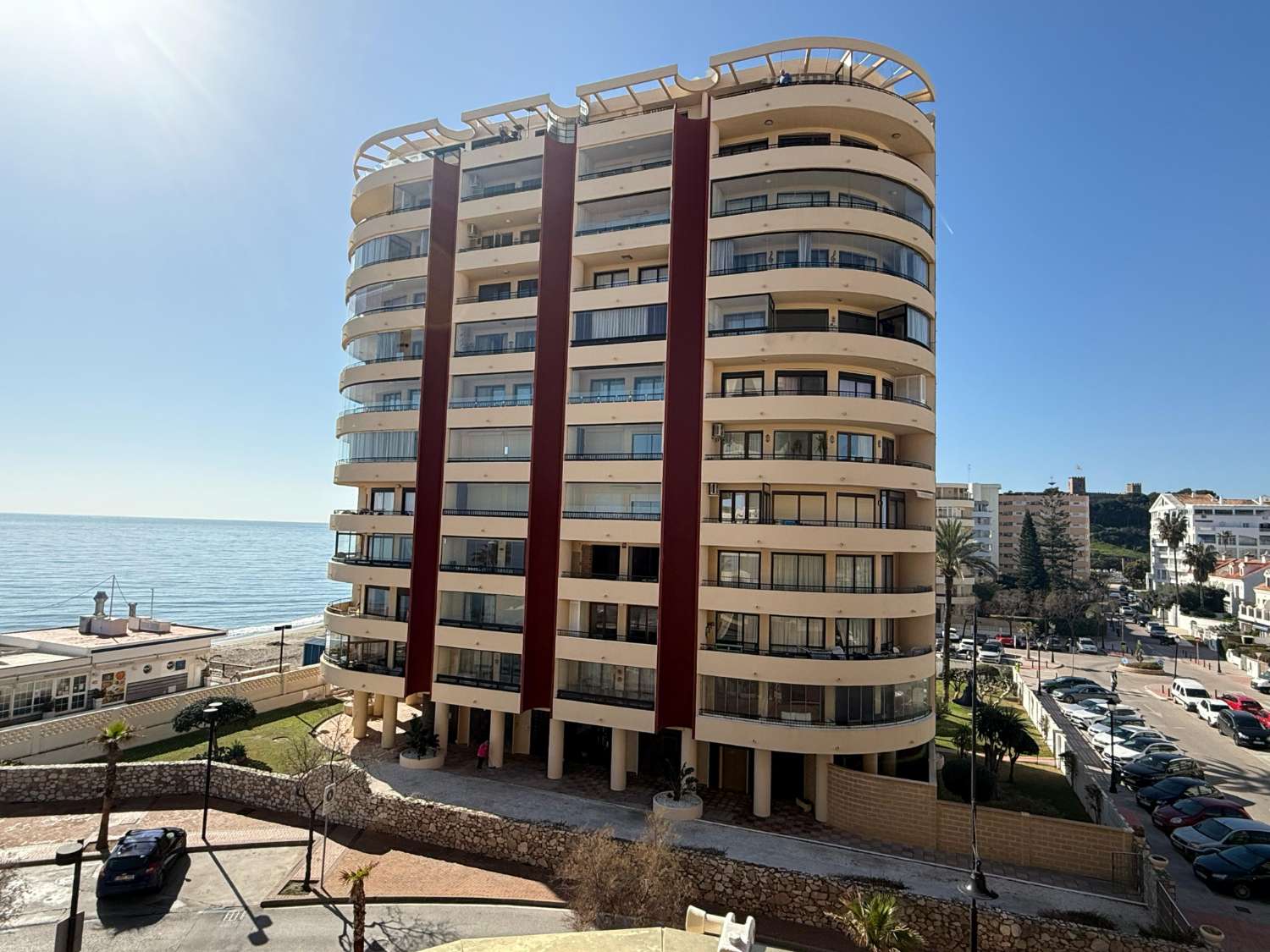 Apartamento Vacacional en Fuengirola junto al Castillo Sohail: Vistas al Mar, Piscina y Playa
