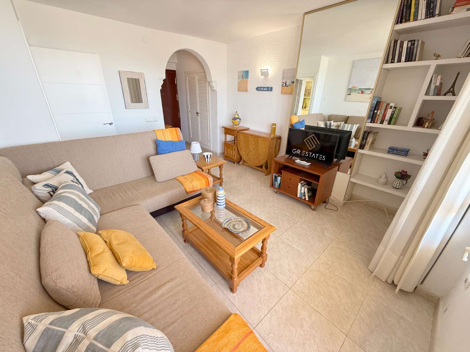 Apartamento Vacacional en Fuengirola junto al Castillo Sohail: Vistas al Mar, Piscina y Playa