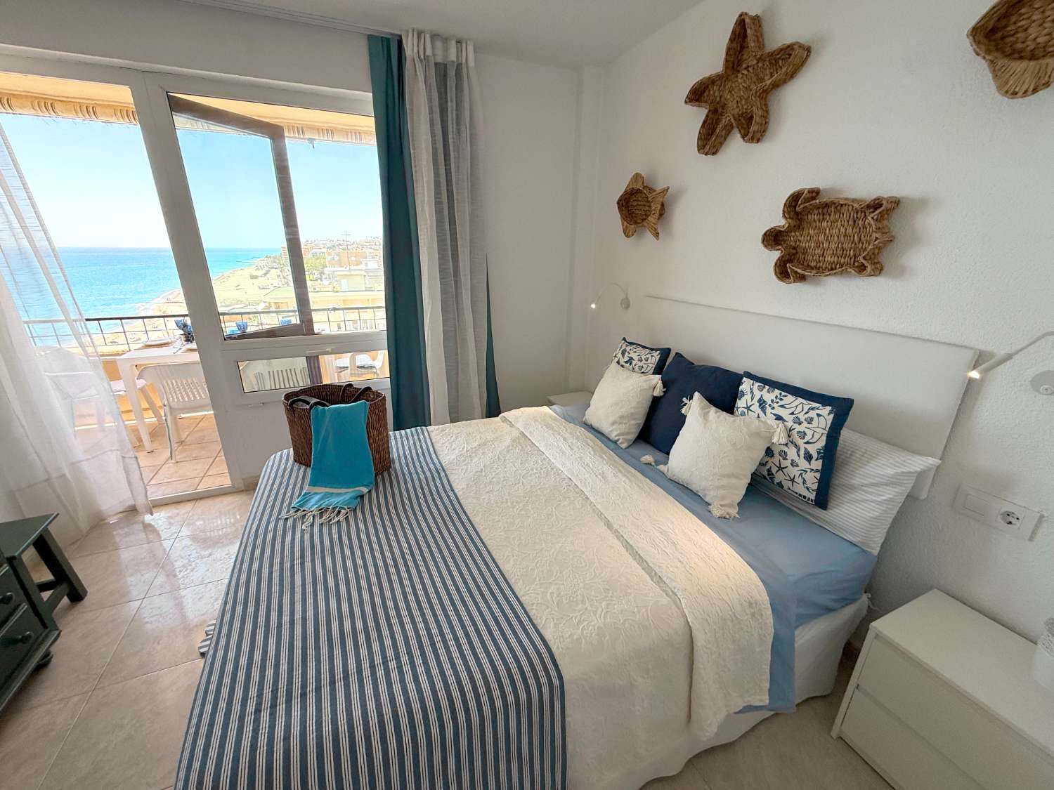Apartamento Vacacional en Fuengirola junto al Castillo Sohail: Vistas al Mar, Piscina y Playa