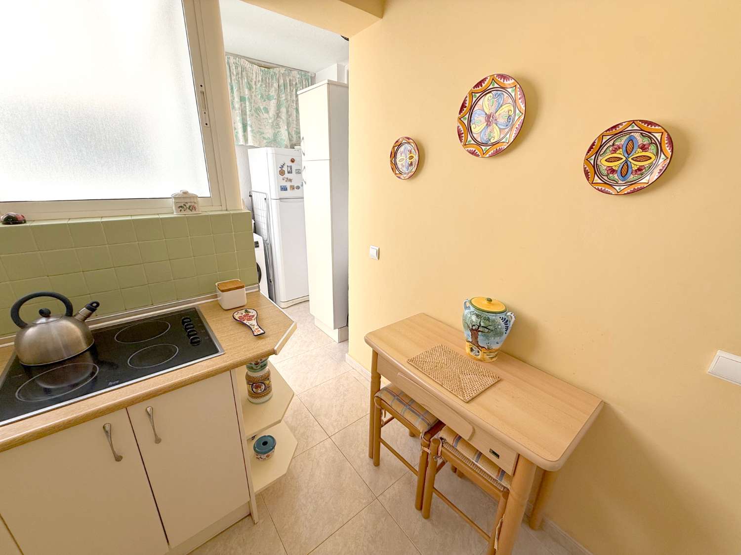 Apartamento Vacacional en Fuengirola junto al Castillo Sohail: Vistas al Mar, Piscina y Playa