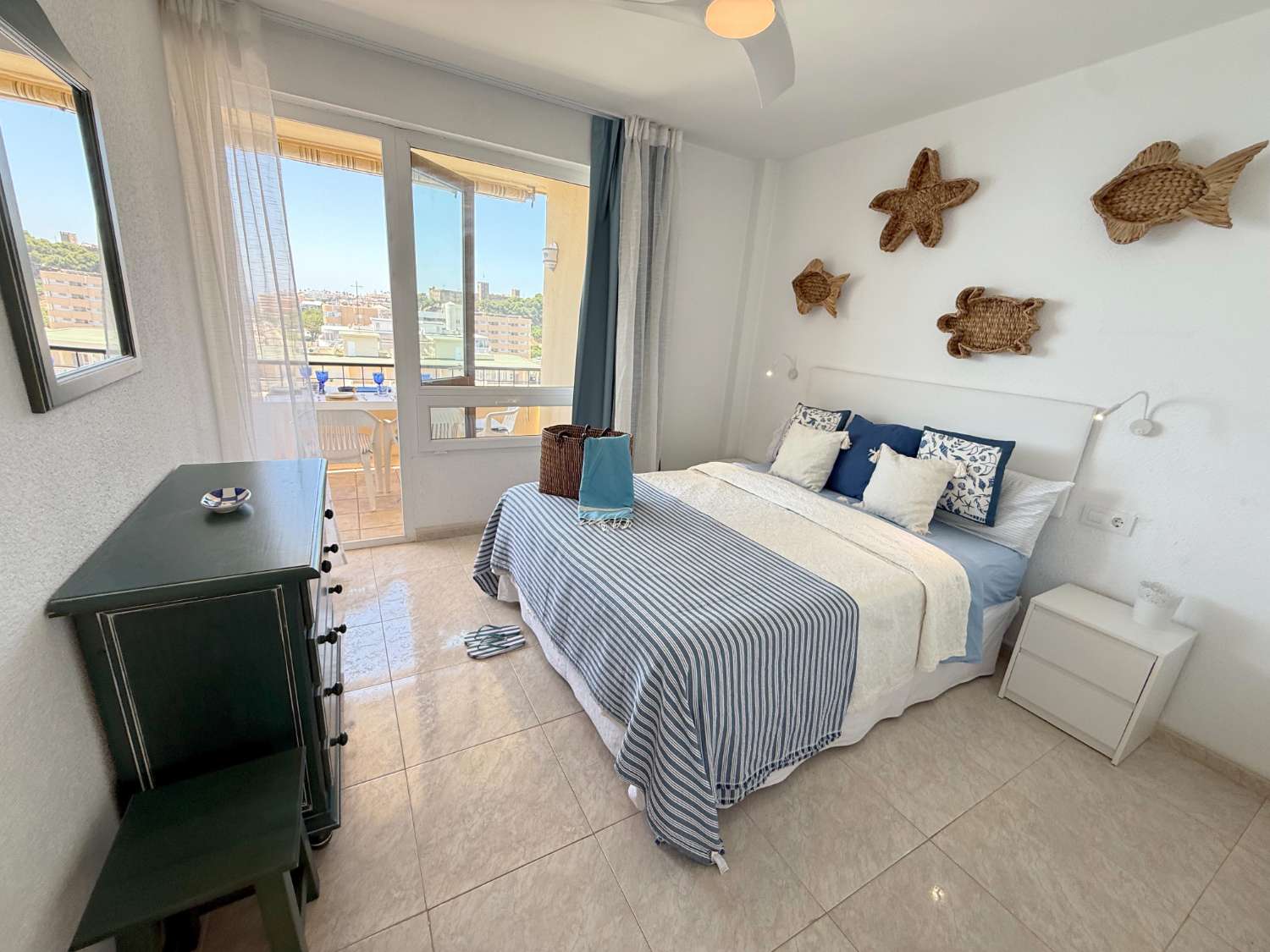 Apartamento Vacacional en Fuengirola junto al Castillo Sohail: Vistas al Mar, Piscina y Playa