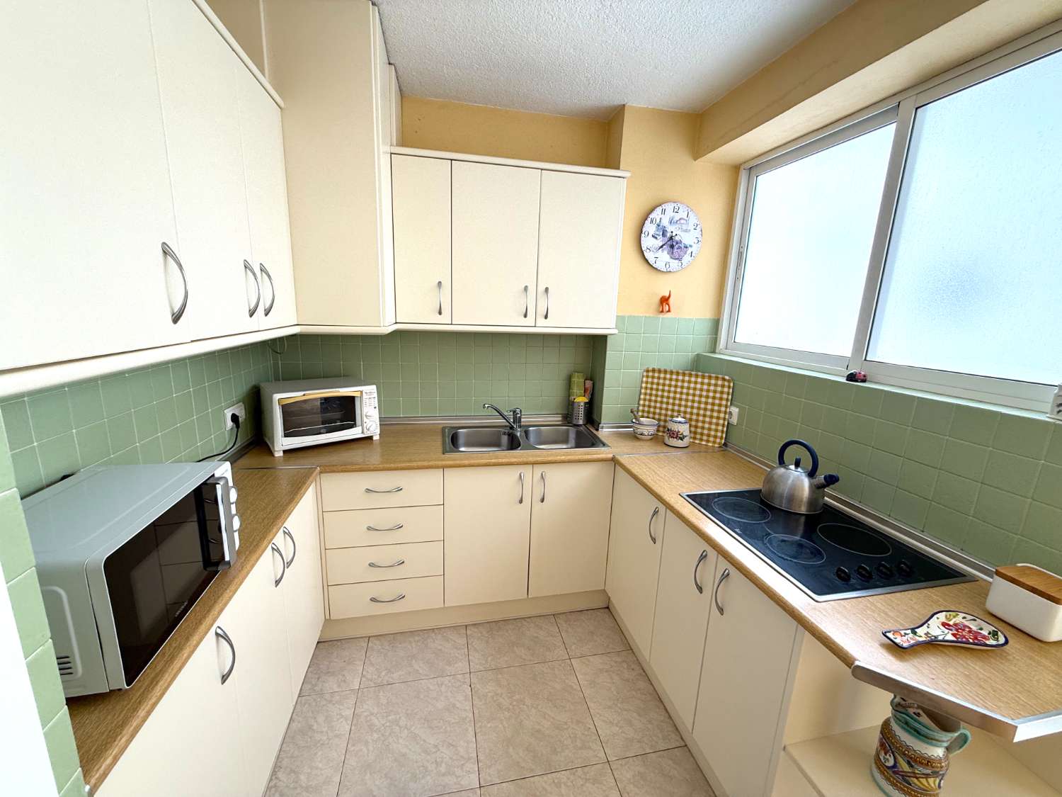 Apartamento Vacacional en Fuengirola junto al Castillo Sohail: Vistas al Mar, Piscina y Playa
