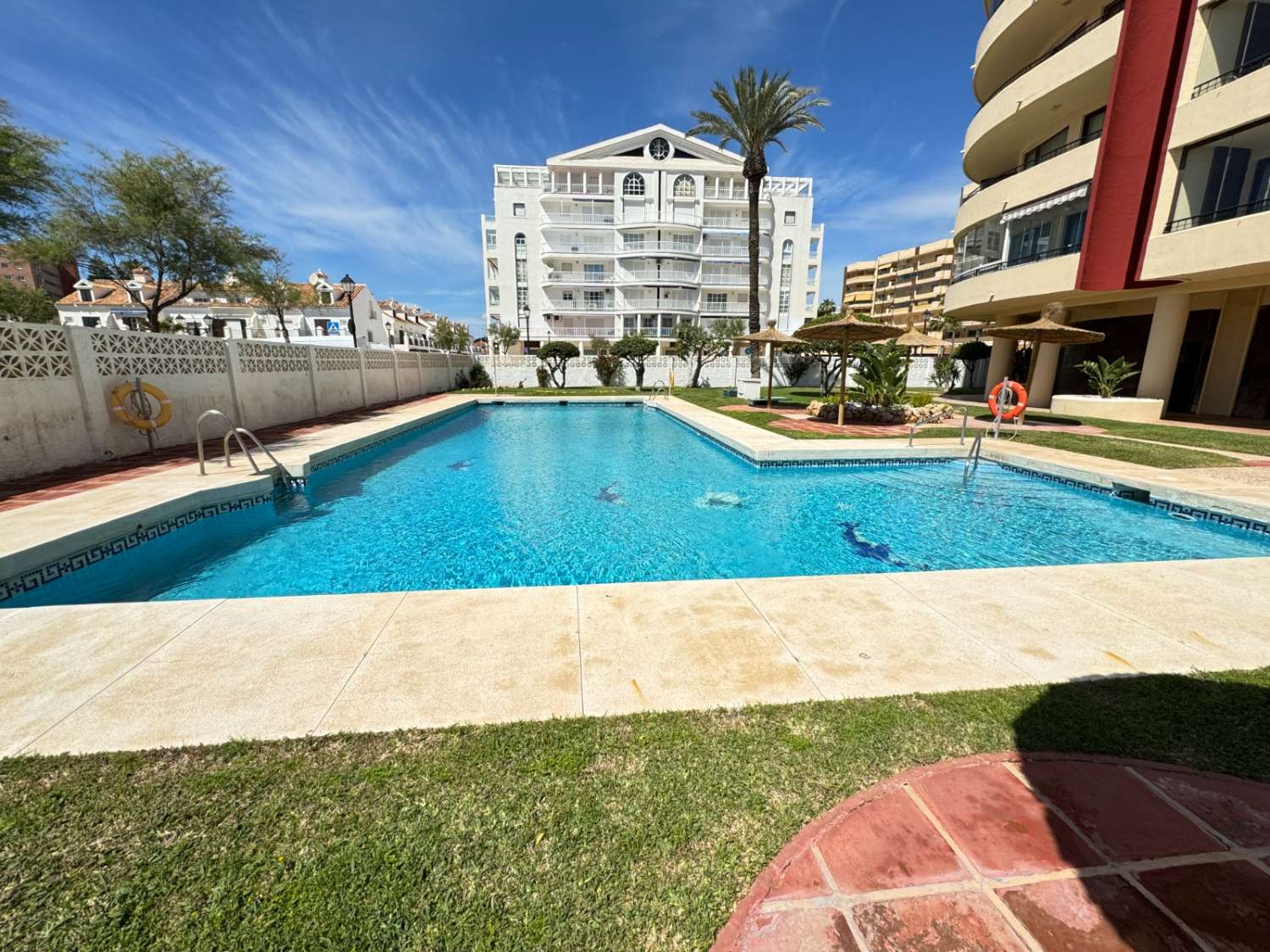 Apartamento Vacacional en Fuengirola junto al Castillo Sohail: Vistas al Mar, Piscina y Playa