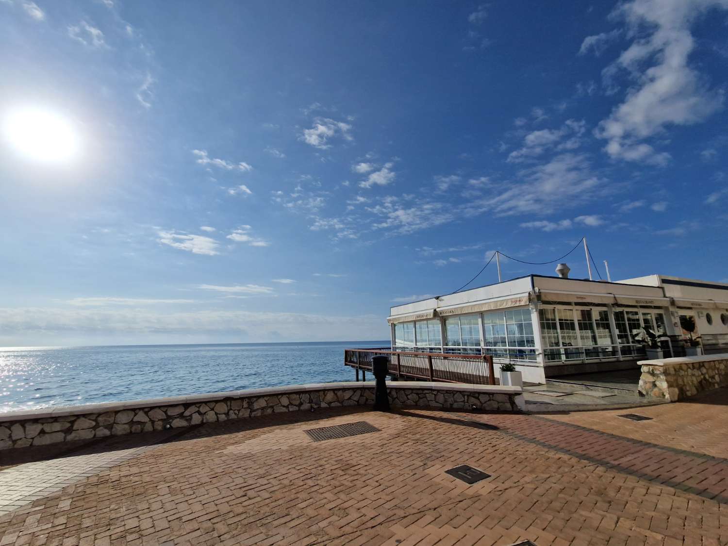 Apartamento Vacacional en Fuengirola junto al Castillo Sohail: Vistas al Mar, Piscina y Playa