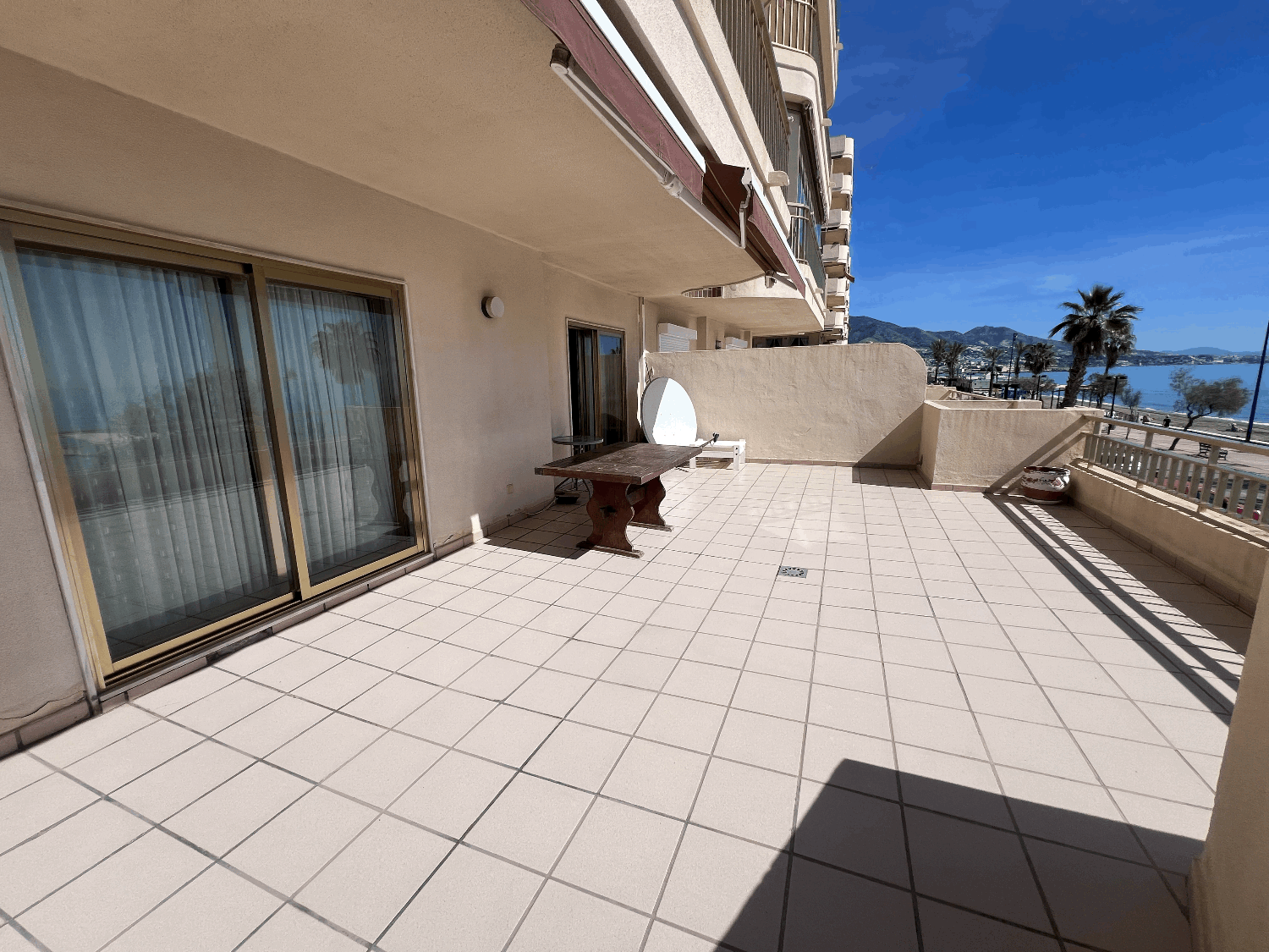 Has it all! Front to the sea, terrace with panoramic views, 2 bedrooms, Fuengirola