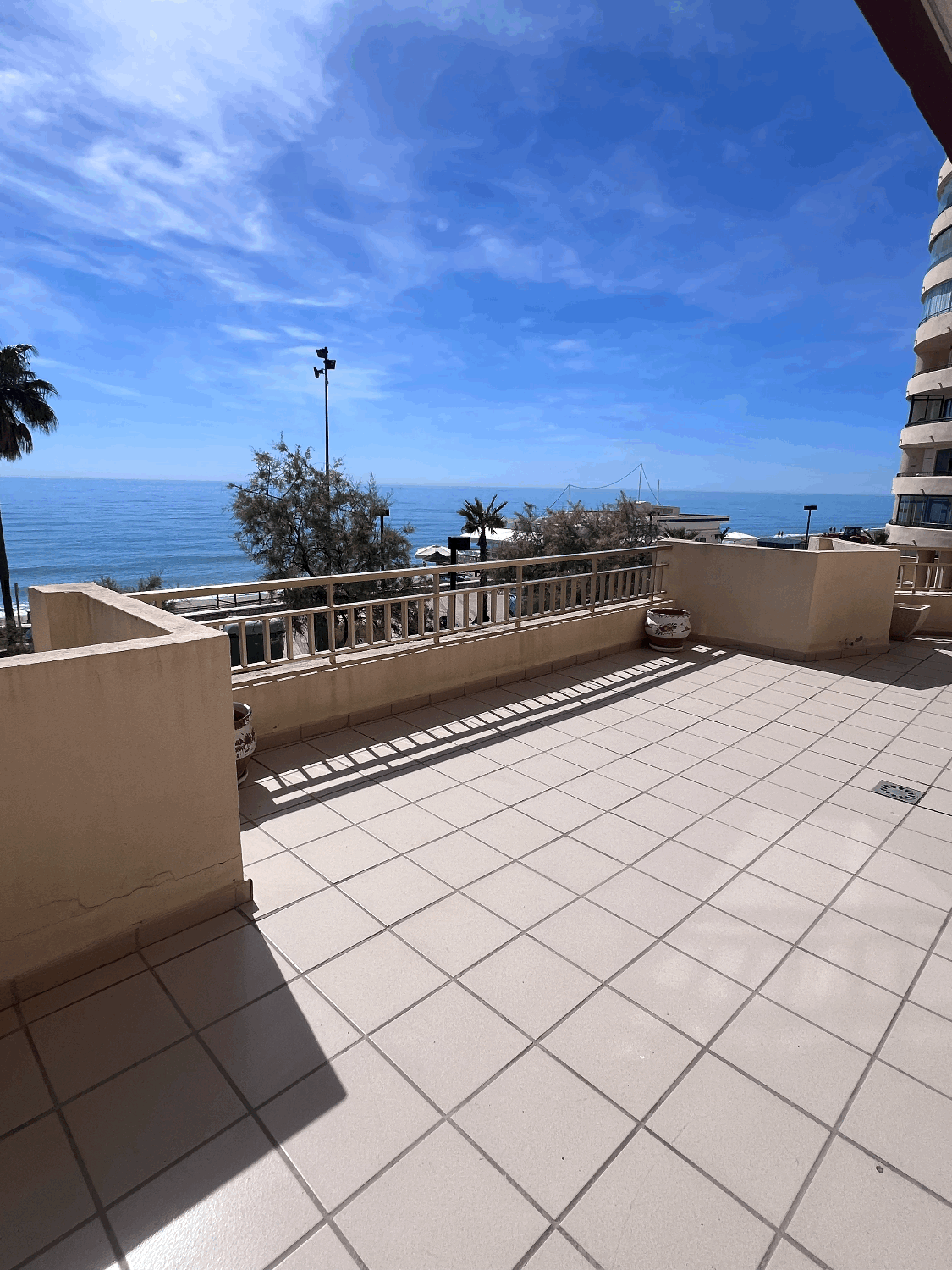 Has it all! Front to the sea, terrace with panoramic views, 2 bedrooms, Fuengirola