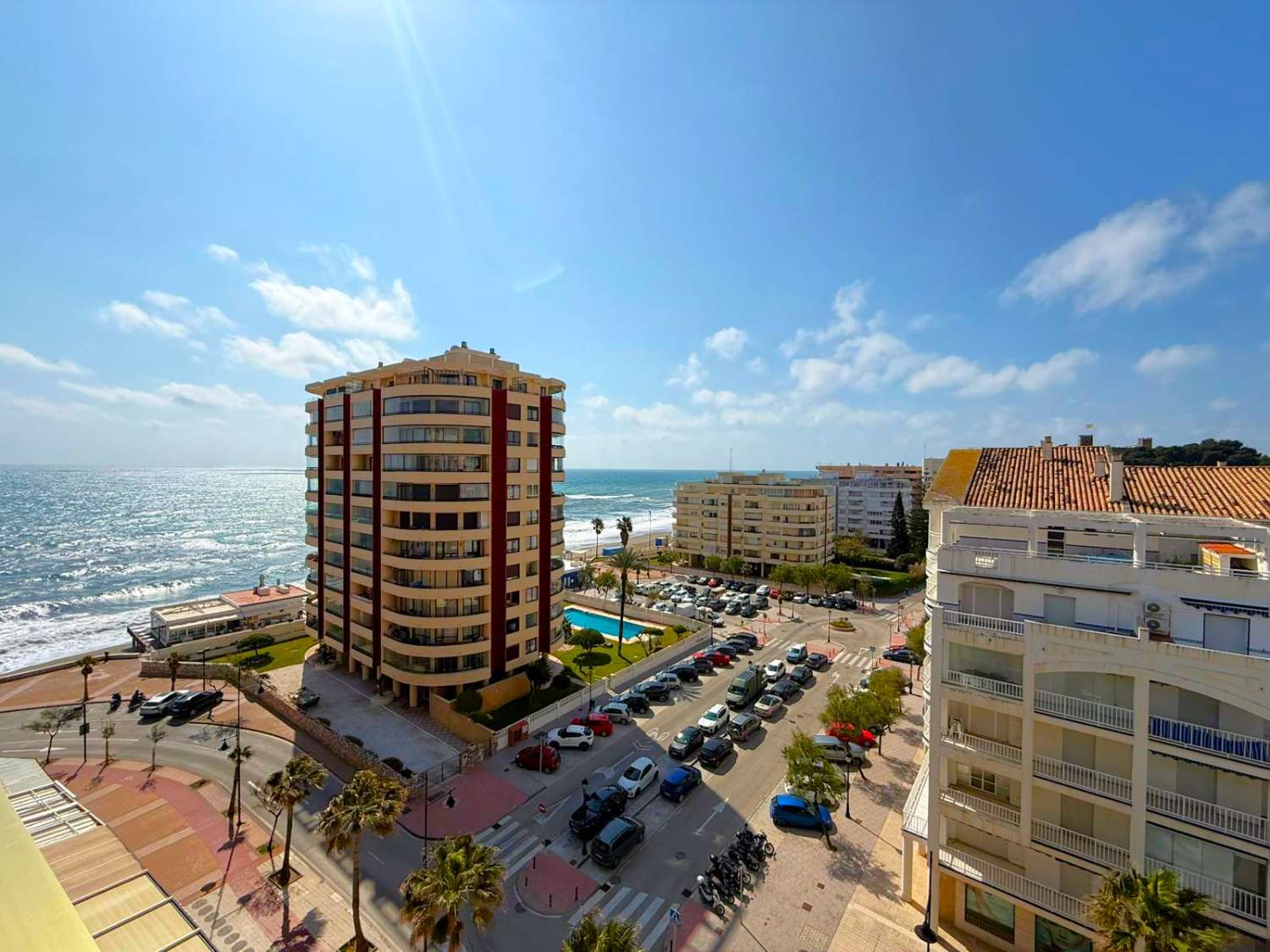 مناظر للبحر والشاطئ ورائحة البحر أمام باسيو ماريتيمو دي فوينخيرولا