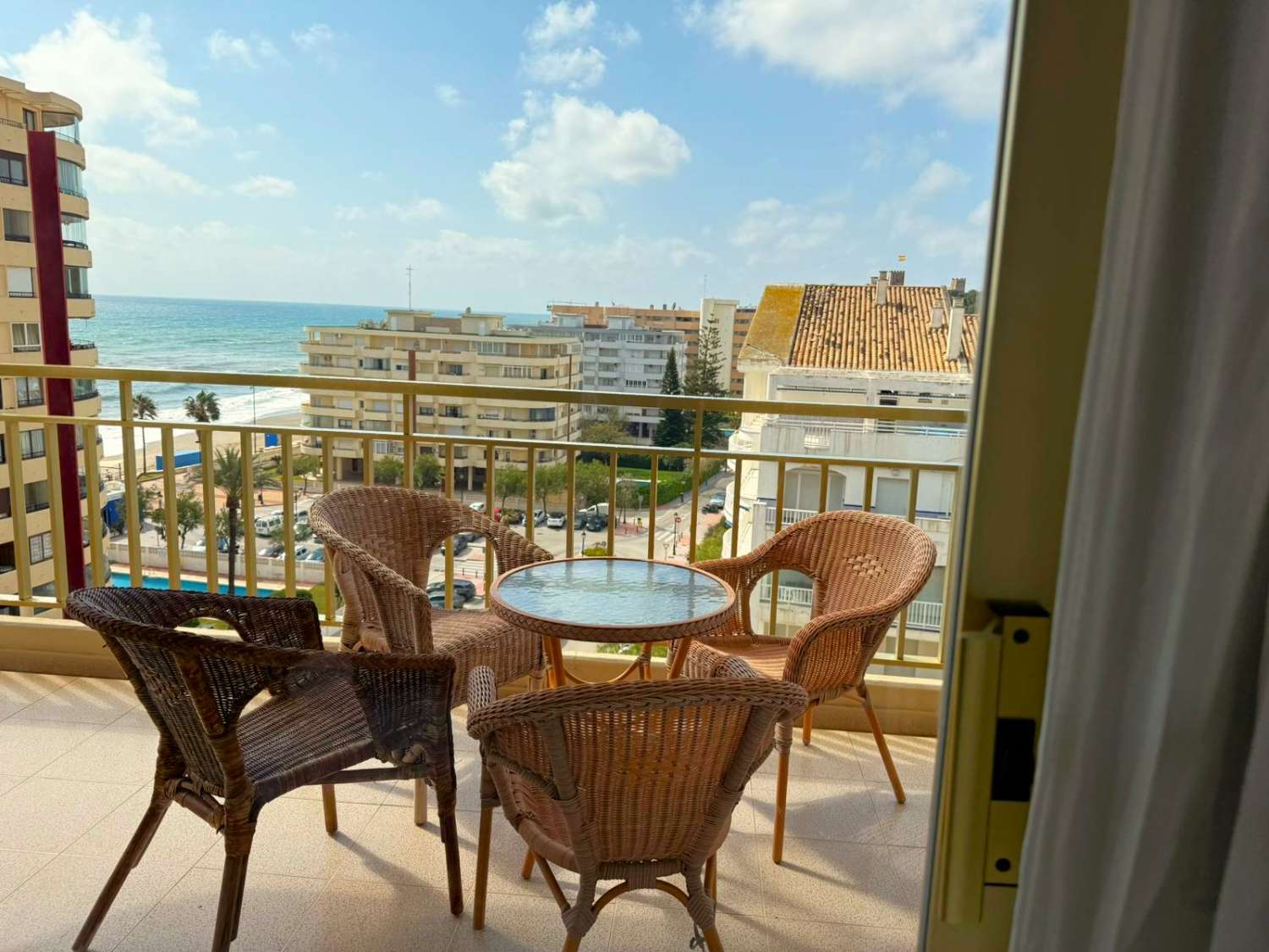 مناظر للبحر والشاطئ ورائحة البحر أمام باسيو ماريتيمو دي فوينخيرولا