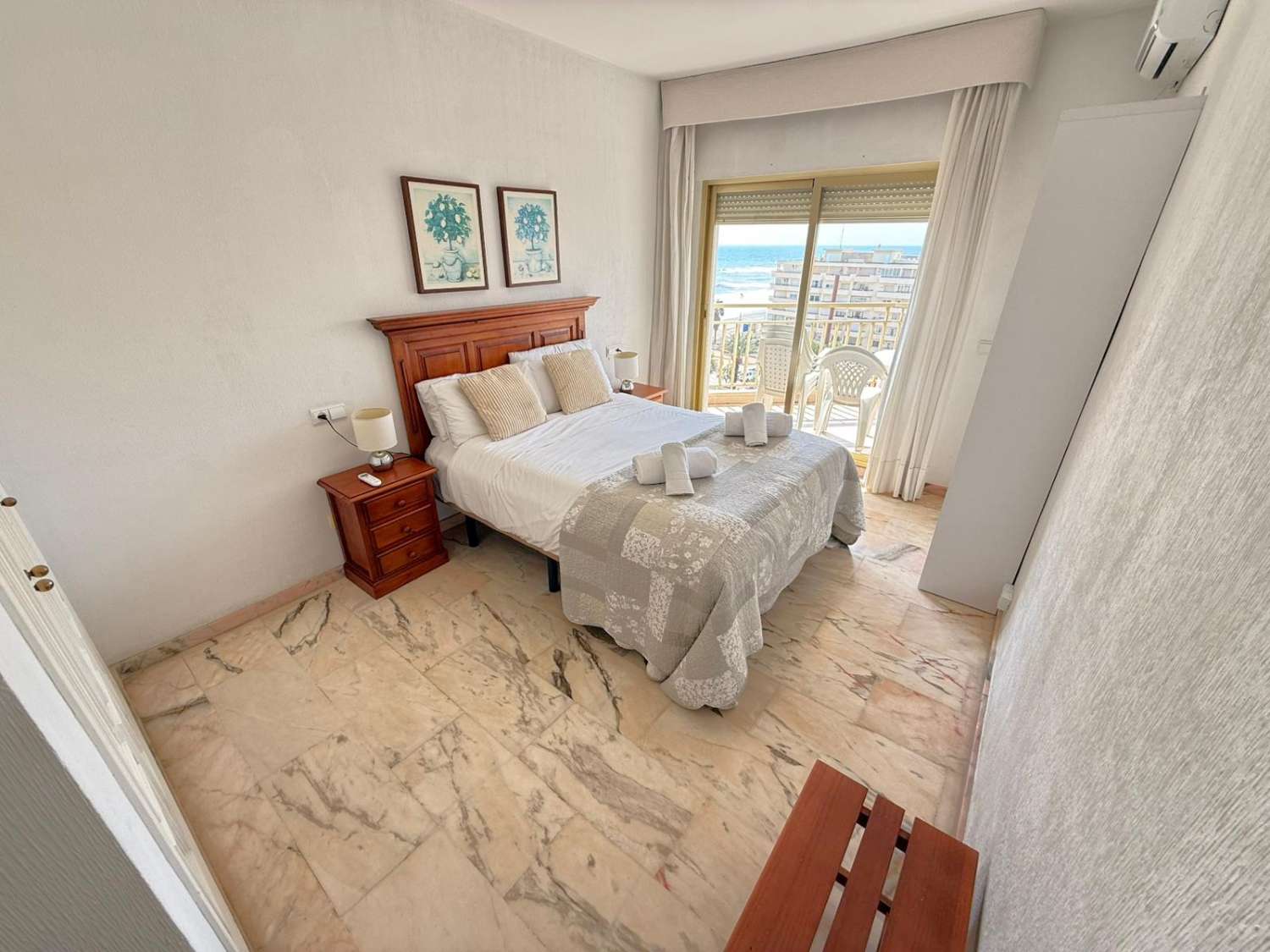 مناظر للبحر والشاطئ ورائحة البحر أمام باسيو ماريتيمو دي فوينخيرولا