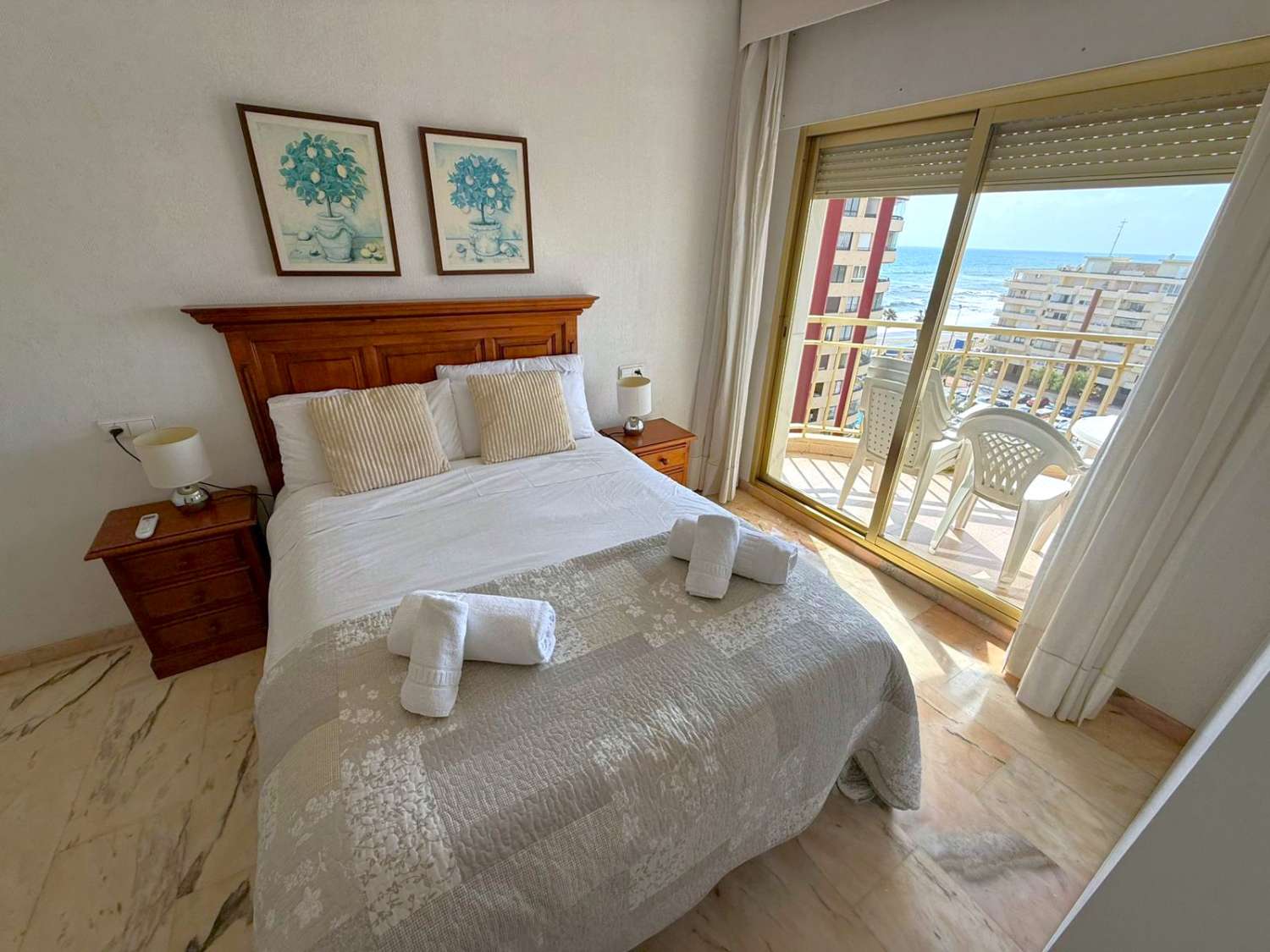 مناظر للبحر والشاطئ ورائحة البحر أمام باسيو ماريتيمو دي فوينخيرولا