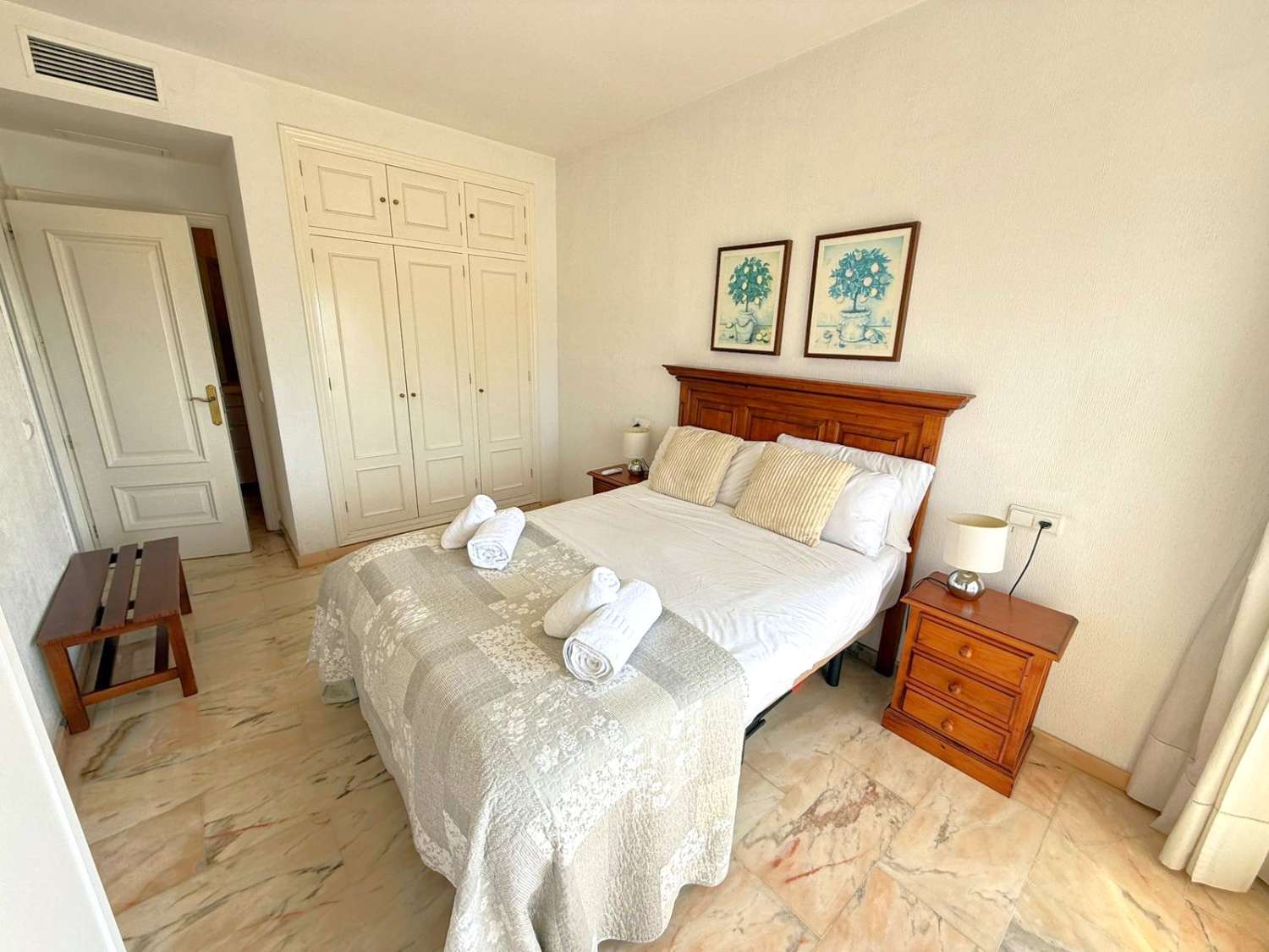 مناظر للبحر والشاطئ ورائحة البحر أمام باسيو ماريتيمو دي فوينخيرولا