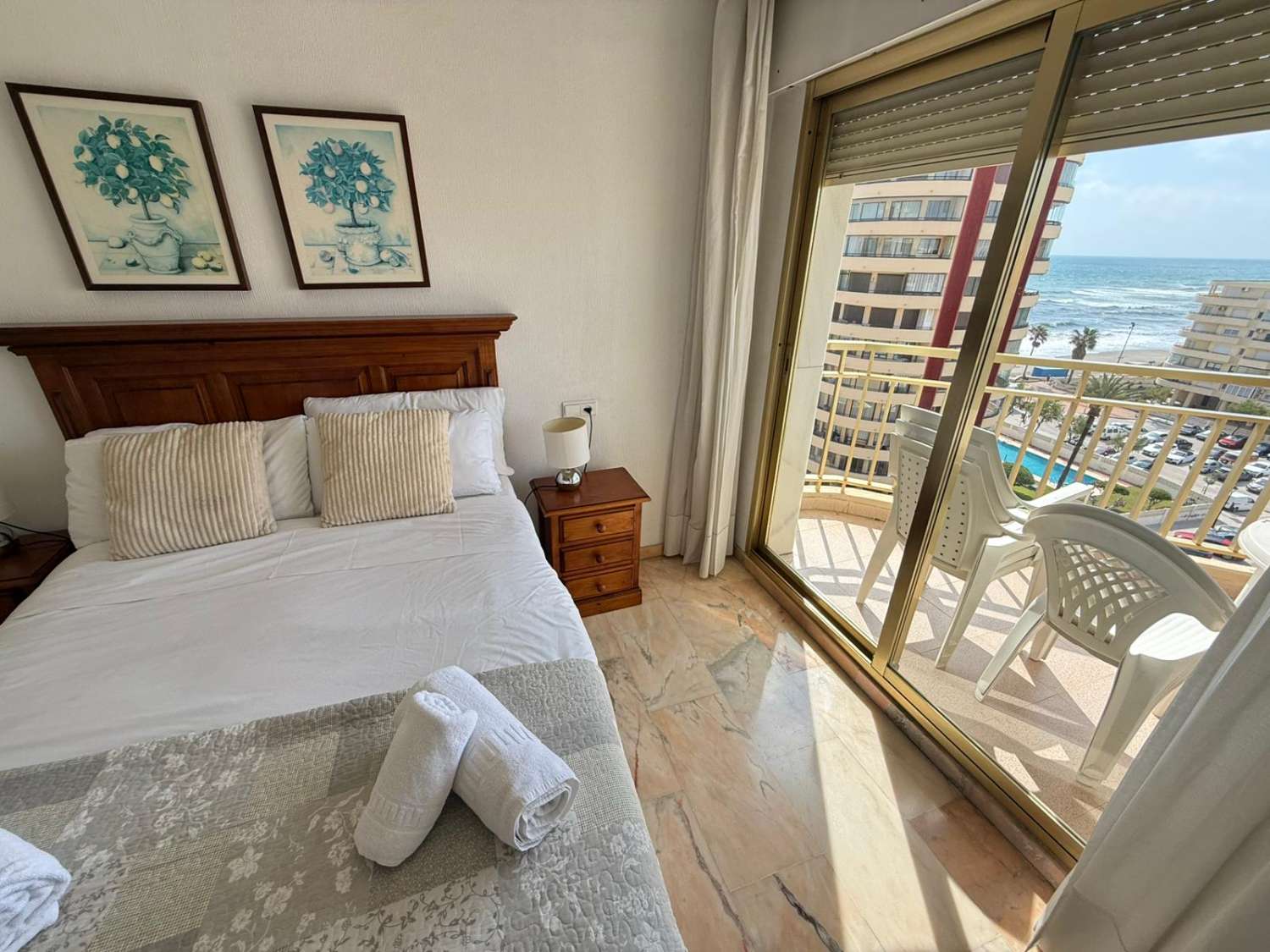 مناظر للبحر والشاطئ ورائحة البحر أمام باسيو ماريتيمو دي فوينخيرولا