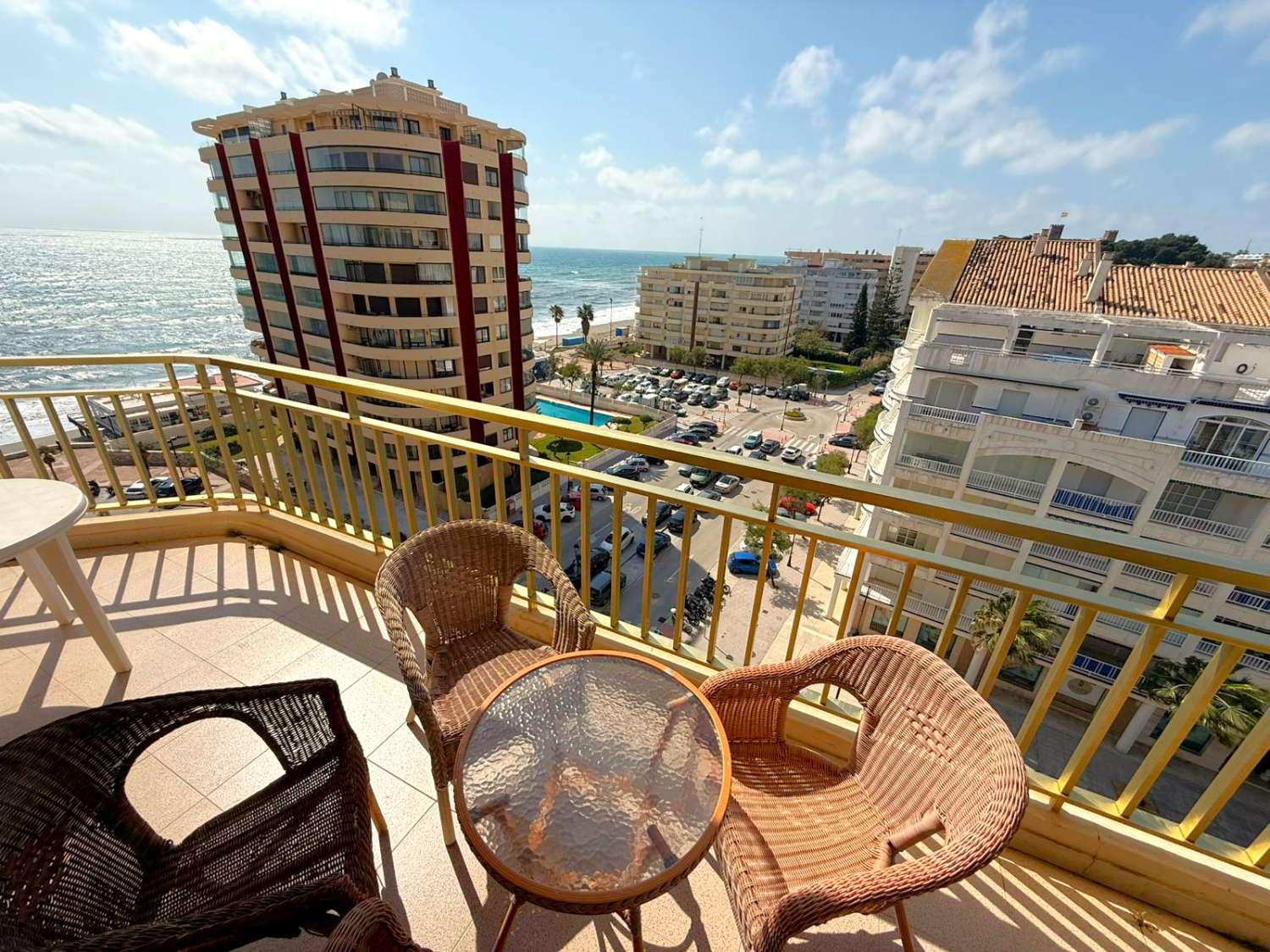 مناظر للبحر والشاطئ ورائحة البحر أمام باسيو ماريتيمو دي فوينخيرولا