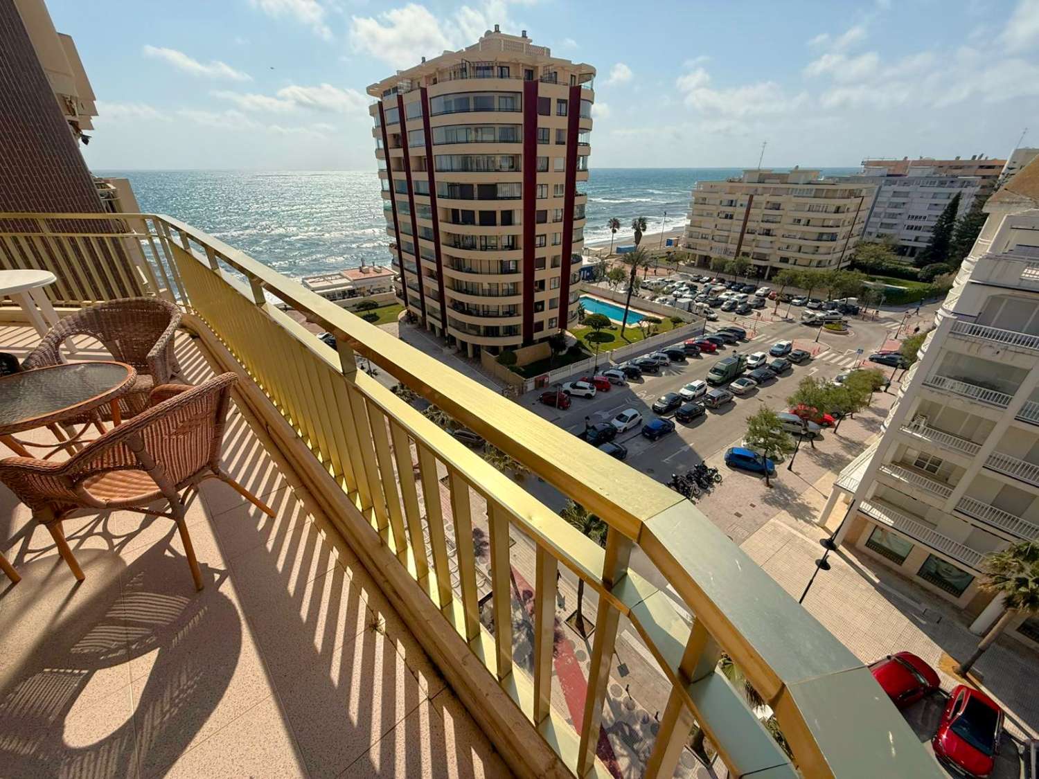 مناظر للبحر والشاطئ ورائحة البحر أمام باسيو ماريتيمو دي فوينخيرولا