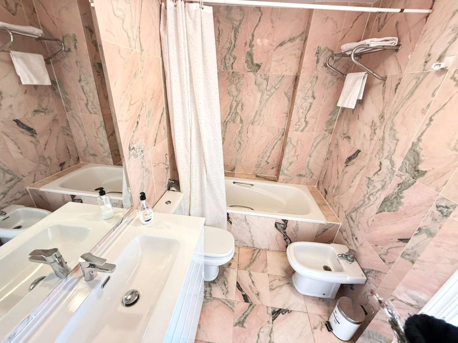 مناظر للبحر والشاطئ ورائحة البحر أمام باسيو ماريتيمو دي فوينخيرولا