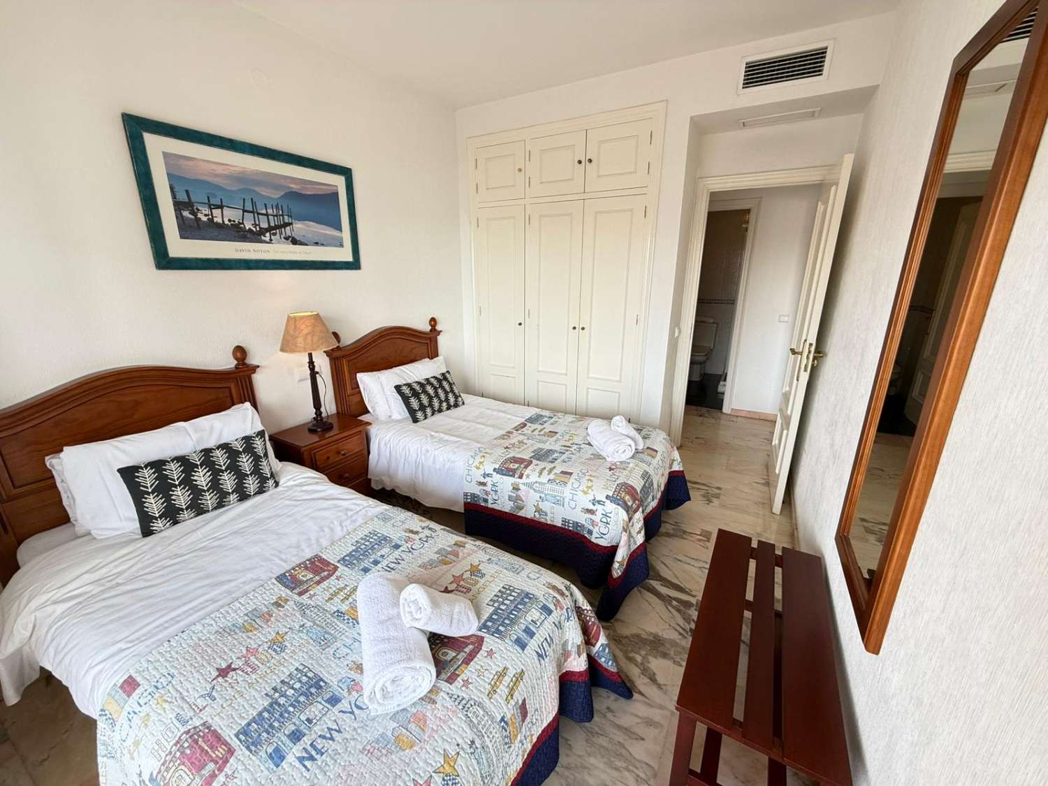 مناظر للبحر والشاطئ ورائحة البحر أمام باسيو ماريتيمو دي فوينخيرولا