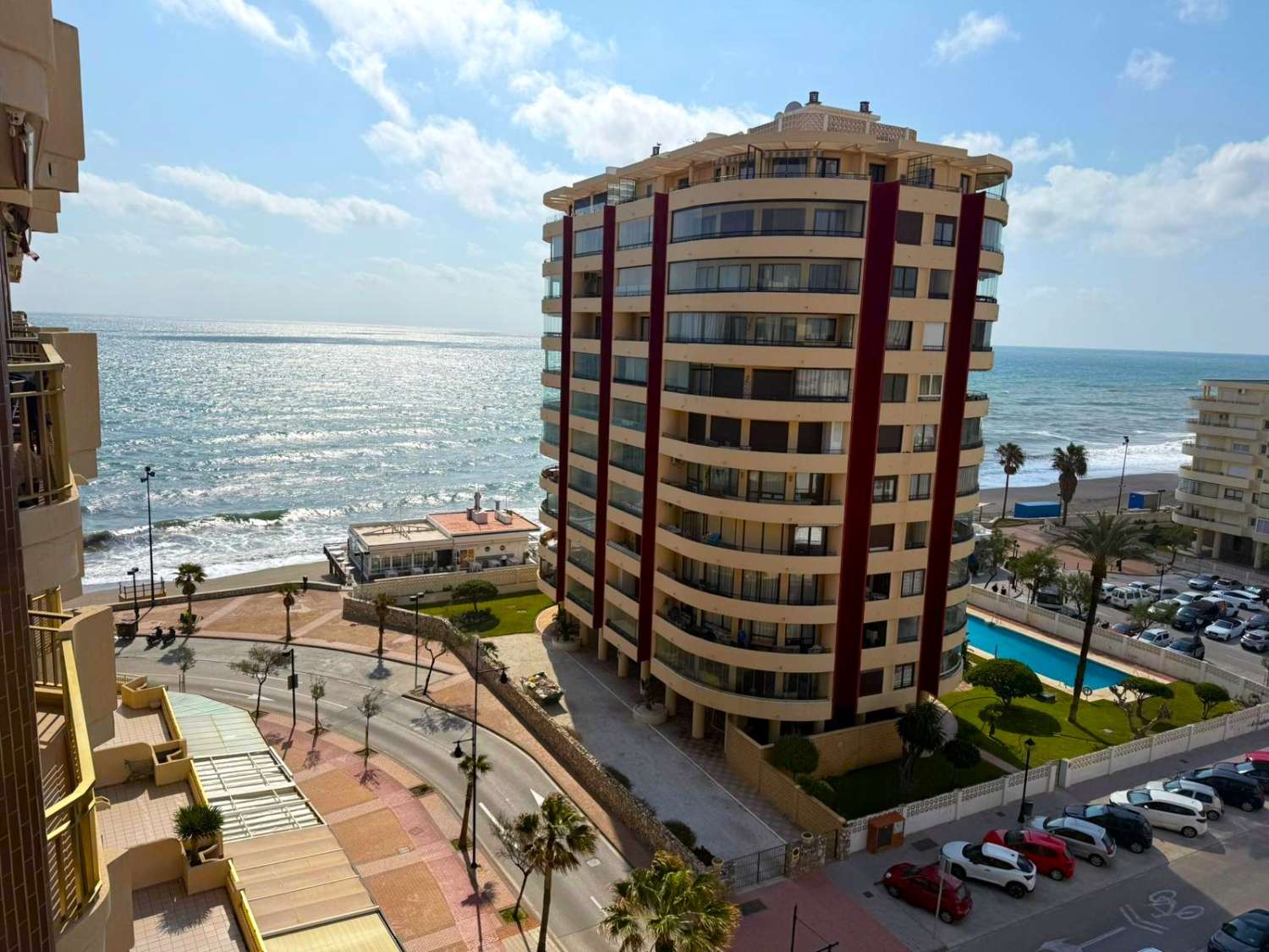 مناظر للبحر والشاطئ ورائحة البحر أمام باسيو ماريتيمو دي فوينخيرولا