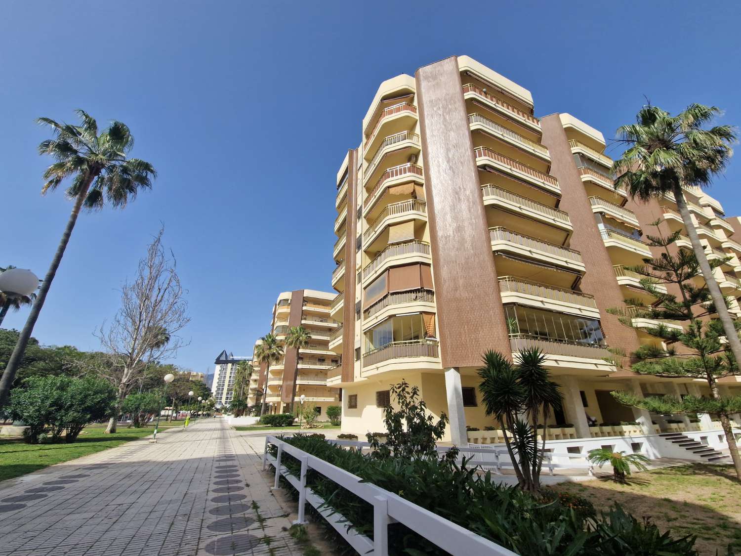 A pochi metri dalla spiaggia. Sul lungomare di Fuengirola